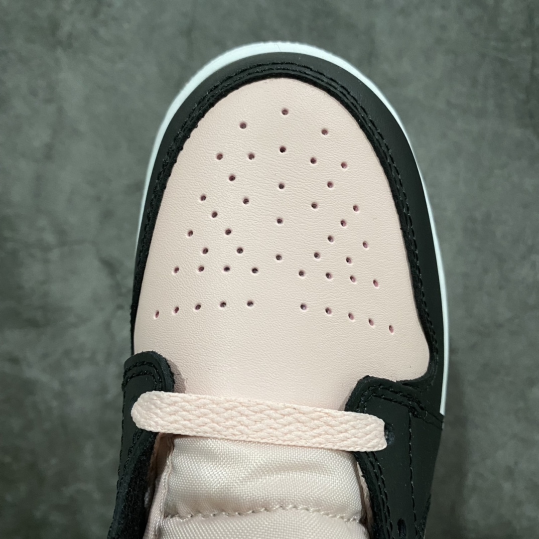 图片[5]-GC(dt)纯原版本 Air Jordan AJ1 Mid 中帮 黑粉554724-604 市面唯一纯原级别 无需拼图大几率过验 后跟方块横7针竖3针 全网唯一正确细节 全鞋电脑针车 完美零毛边处理 原厂内置全掌气垫 价格定位良心 平台专用代工流水线出品 一眼公司既视感 拿到手的一瞬间就与众不同 碾压市面所有版本 认准细节 全部原鞋开发 每一个配色都会采购原鞋确认细节 打破市面看图做货无好货之说 细节精确 所有配色原数据档案开发！ 尺码：35.5 36 36.5 37.5 38 38.5 39-选品中心