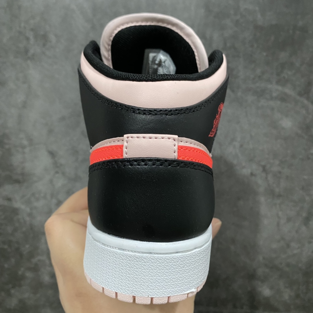 图片[4]-GC(dt)纯原版本 Air Jordan AJ1 Mid 中帮 黑粉554724-604 市面唯一纯原级别 无需拼图大几率过验 后跟方块横7针竖3针 全网唯一正确细节 全鞋电脑针车 完美零毛边处理 原厂内置全掌气垫 价格定位良心 平台专用代工流水线出品 一眼公司既视感 拿到手的一瞬间就与众不同 碾压市面所有版本 认准细节 全部原鞋开发 每一个配色都会采购原鞋确认细节 打破市面看图做货无好货之说 细节精确 所有配色原数据档案开发！ 尺码：35.5 36 36.5 37.5 38 38.5 39-选品中心