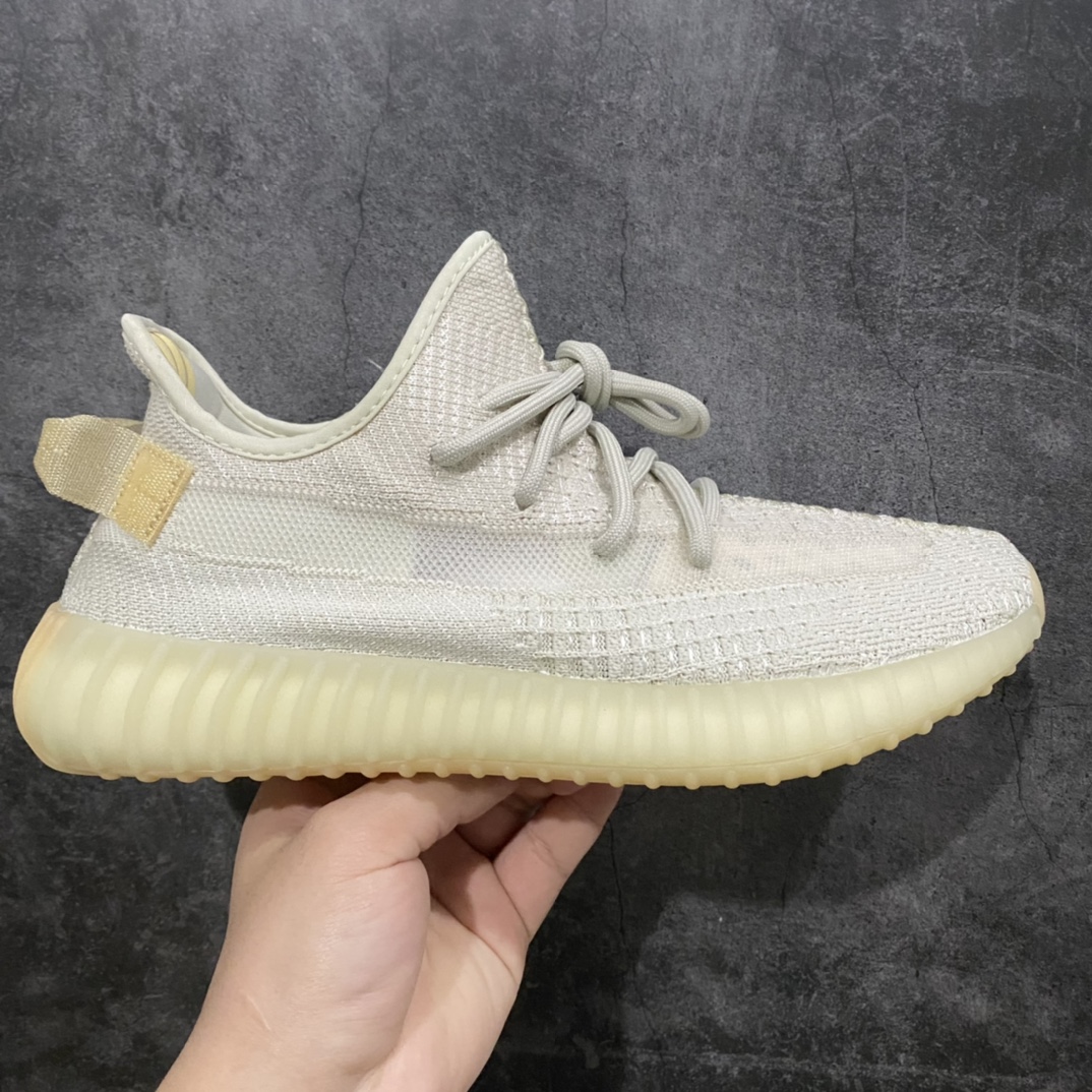 S2版本Yeezy350v2 Light白黄变色GY3438 此版本的yeezy有的配色做的很好,有的配色做的比较一般,这个配色做的就很不错,这个版本出货都是最快的,而且配色非常齐全,属于中高端版本,终端💪🏻 尺码:36-48-选品中心