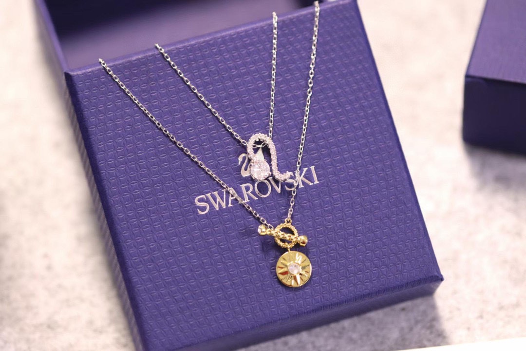  Swarovski  狮子座守护神锁骨项链

这款施华洛世奇链坠是以星座的符号为灵感。其时尚十足的星座