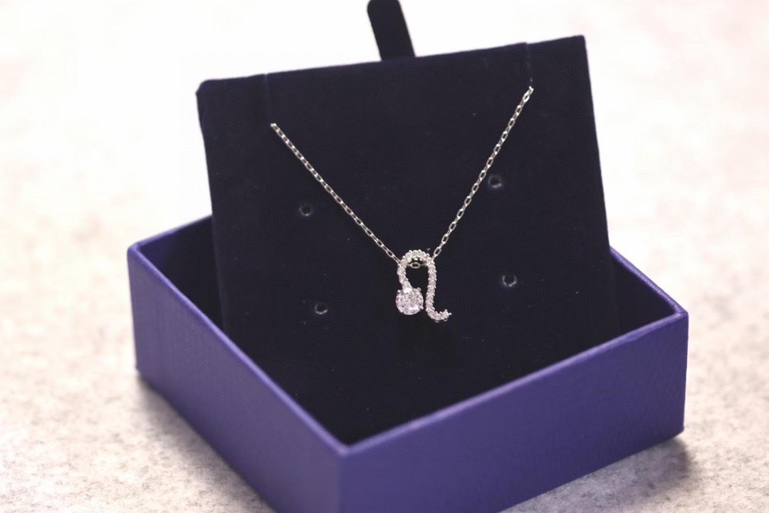  Swarovski  狮子座守护神锁骨项链

这款施华洛世奇链坠是以星座的符号为灵感。其时尚十足的星座