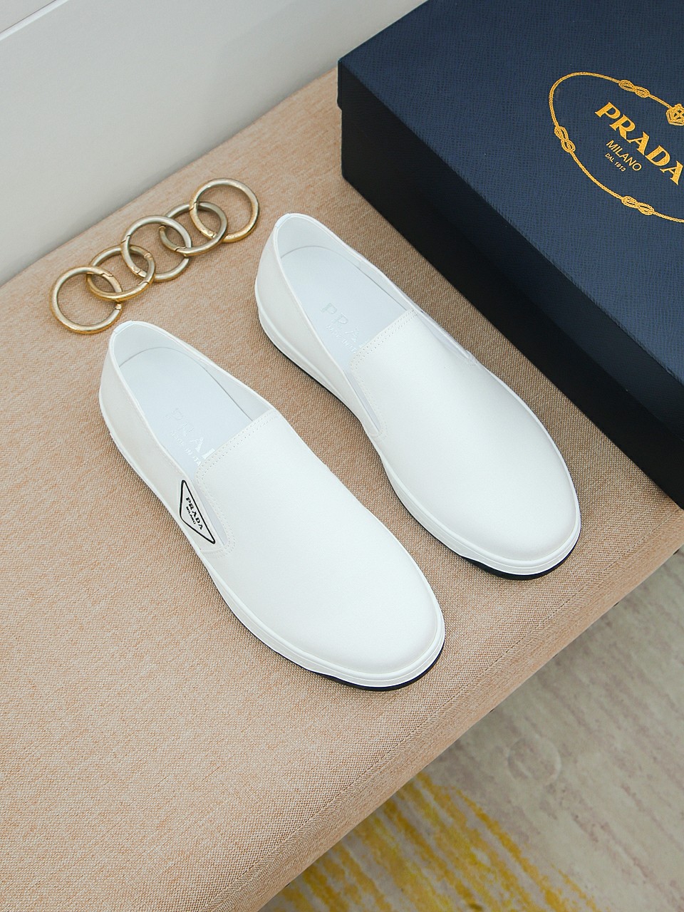I0   Prada  普拉达男士休闲鞋最新元素潮爆全球，官网火爆热卖，2022最新休闲鞋，原版版本，专柜一比一，面料意大利进口原版牛皮➕原版防滑大底，舒适羊皮内里➕垫脚，舒适以质量说话，