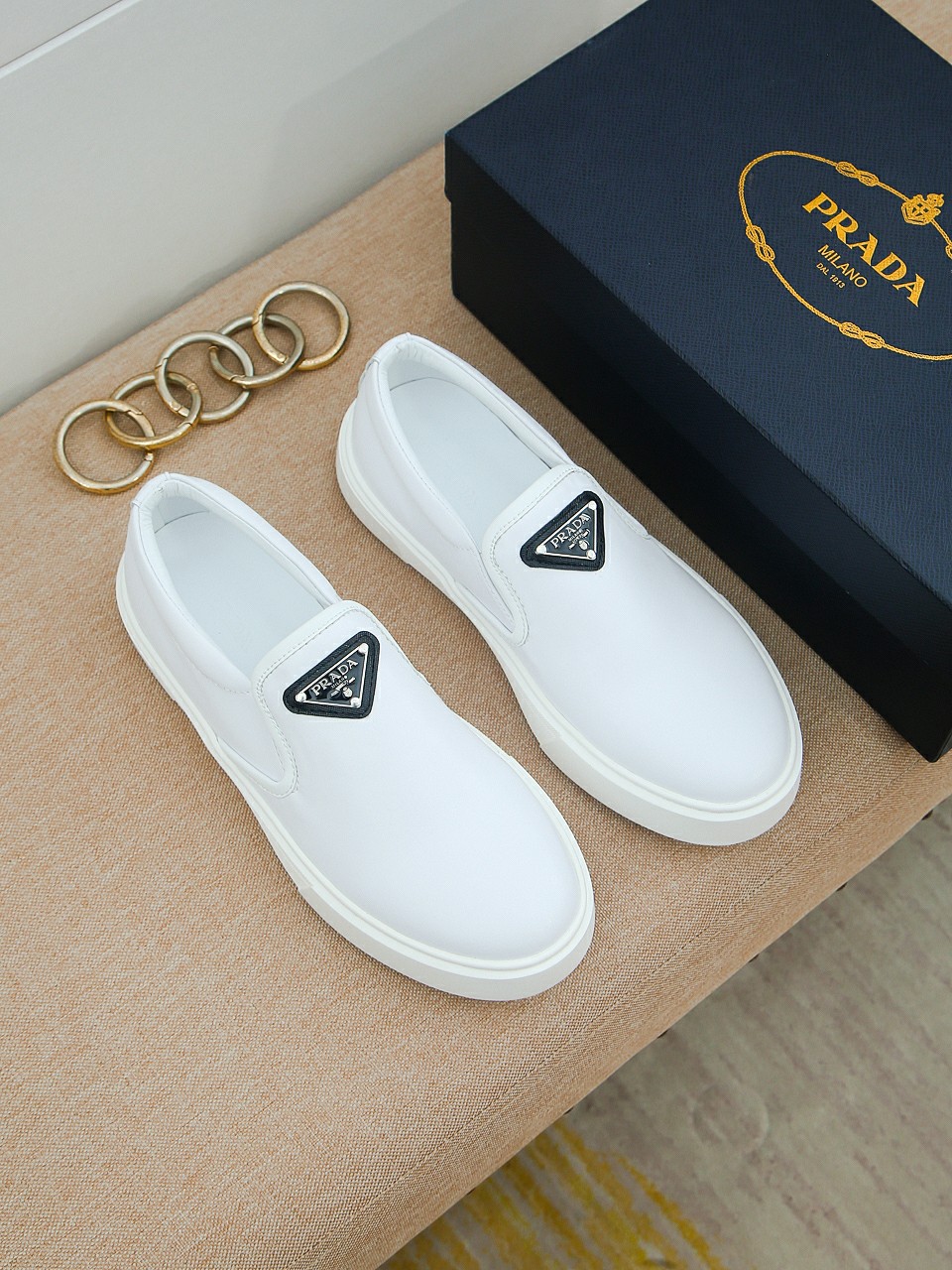 I0   Prada  普拉达男士休闲鞋最新元素潮爆全球，官网火爆热卖，2022最新休闲鞋，原版版本，专柜一比一，面料意大利进口原版牛皮➕原版防滑大底，舒适羊皮内里➕垫脚，舒适以质量说话，