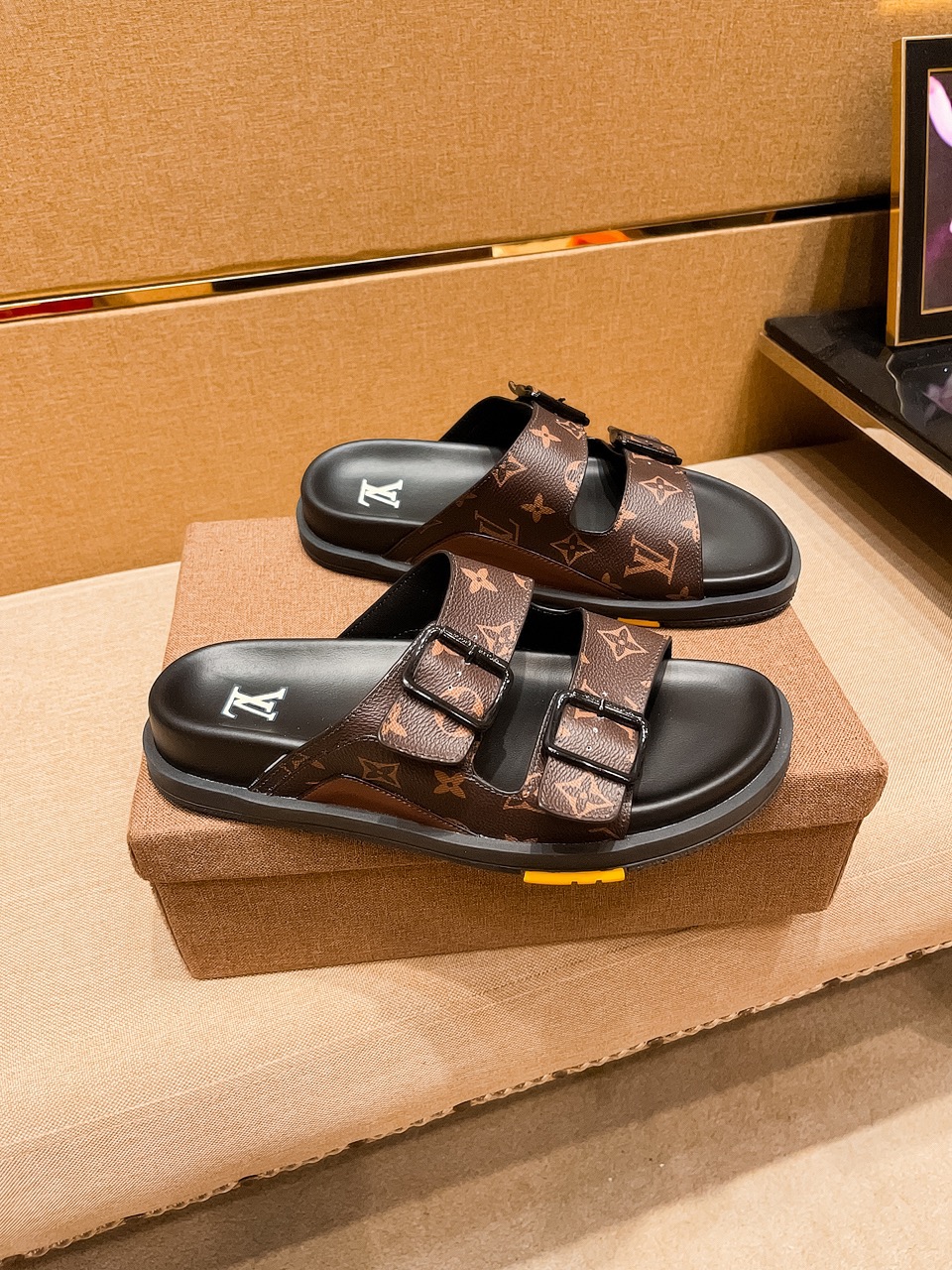 NO:352794,New model is on the market [LV slippers] top layer cowhide high-end 1:1 mold customization, original upgraded version of the outsole, lighter and non-slip. The top quality of the market, fashion is trendy, versatile and hot, simple and tasteful, must-have for trendy people, exuding a fashionable and casual atmosphere, fashion is right under your feet, full of confidence, the same spring and summer slippers in the counter are coming, it is super beautiful to wear, 38-44 multi-color options, louis vuitton, slippers, cowhide19860909新款上市【LV 拖鞋】头层牛皮高端1:1开模定制,原版升级版大底,更轻便,防滑.市场顶级品质,,时尚主打潮流,百搭爆款,简单不失品味,潮人必备,散发时尚休闲气息,时尚就在脚下,自信满满,专柜同款春夏季拖鞋的季节来了,穿起来超级唯美, ,38-44多色可选,,louis vuitton,slippers,cowhide,Men's shoes