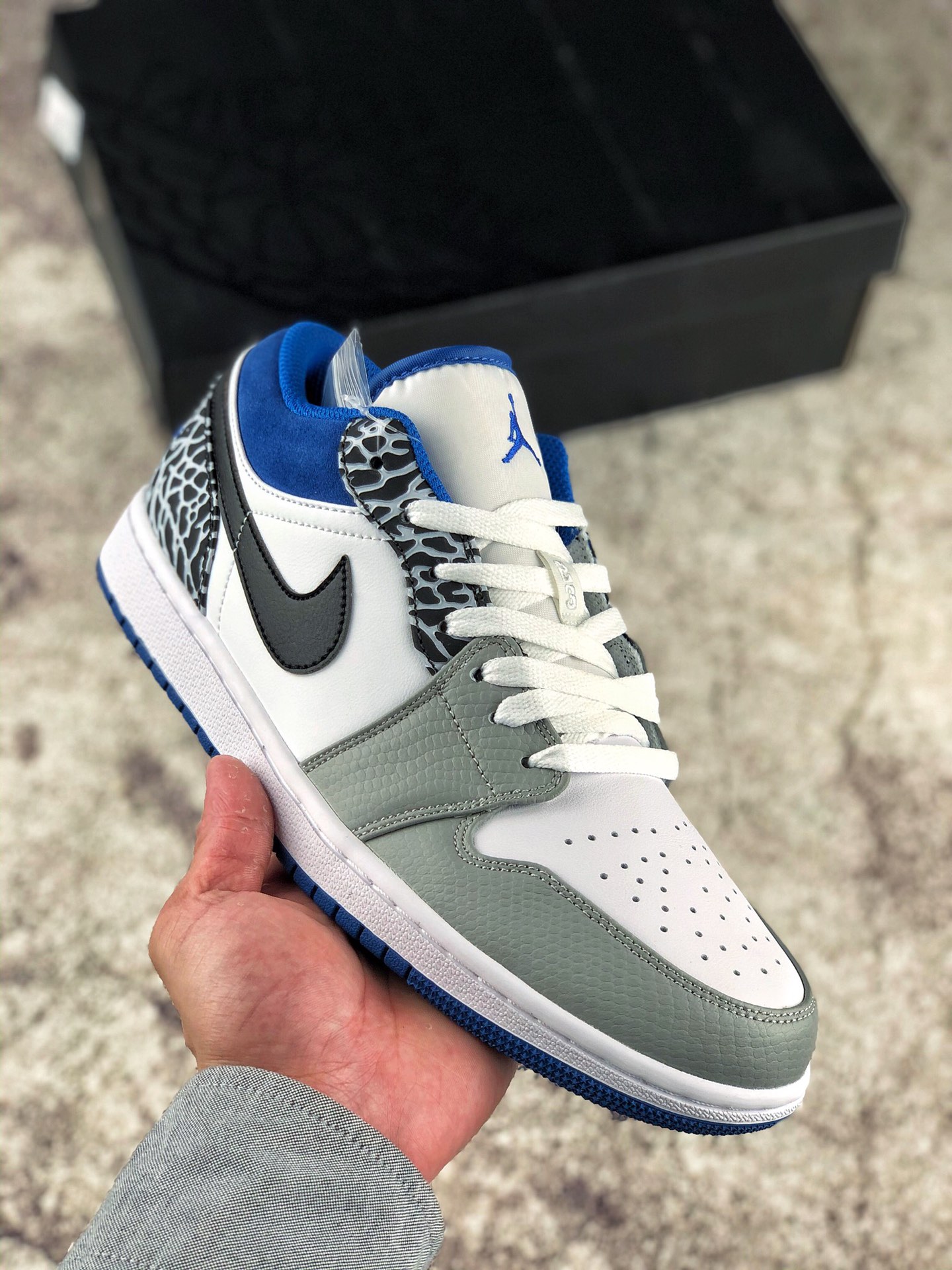 本地自取 支持放店
Air Jordan 1 Low  “True Biue 市面唯一头层AJ1乔1低帮休闲板鞋 同步官方配色 市场唯一独家头层皮打造 原鞋原档案开发 原厂皮料 原档冲孔鞋头 正确满胶鞋垫 四线拉帮 原厂织唛标 鞋舌高弹海绵填充。官方货号：DM1199-140
Size：36 36.5 37.5 38 38.5 39 40 40.5 41 42 42.5 43 44 44.5 45 46