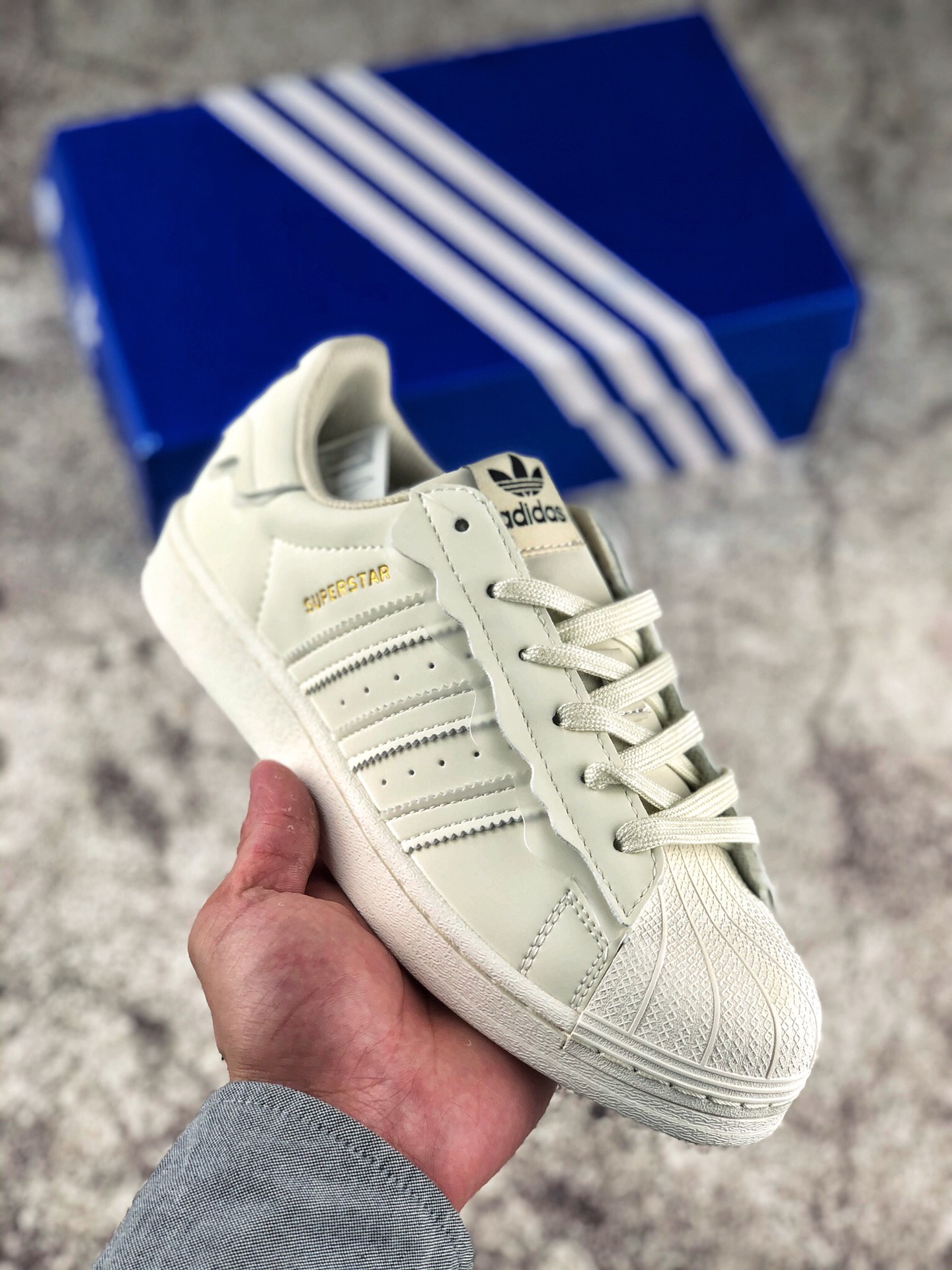 本地自取 支持放店
Adidas三叶草女22年春低帮奶油白花边经典贝壳头板鞋
货号: GW4441
尺码：35.5 36 36.5 37.5 38 38.5 39 40 40.5 41.5 42 42.5 43 44 45