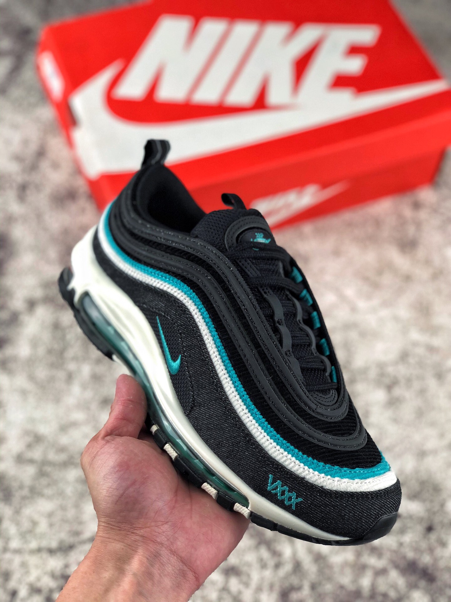 本地自取 支持放店
公司级Air Max 97 的 25 周年纪念，本次发布还向 Air Max 系列的 35 周年致敬，鞋垫和前掌刺绣上印有特殊的“XXXV”字样，以及“3JP Sport Turbo”品牌字样. 白色中底和黑色橡胶外底顶部的 3M 反光细节完善了设计。货号：DN1893-001
尺码:36 36.5 37.5 38 38.5 39 40 40.5 41 42 42.5 43 44 44.5 45