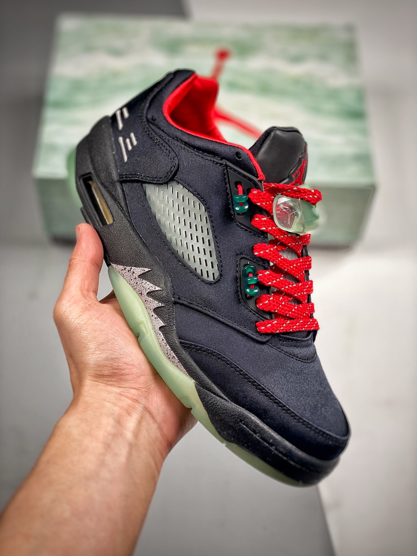 -3 Clot x Air Jordan 5 Retro Low 撕撕乐 "CNY" XNAJ5 乔5中国年黑红丝绸翡翠夜光撕撕乐 #整双鞋采用黑红为主调 搭配绿色的鞋带扣、鞋侧透气网等细节 突出了 CLOT 的中国玉…