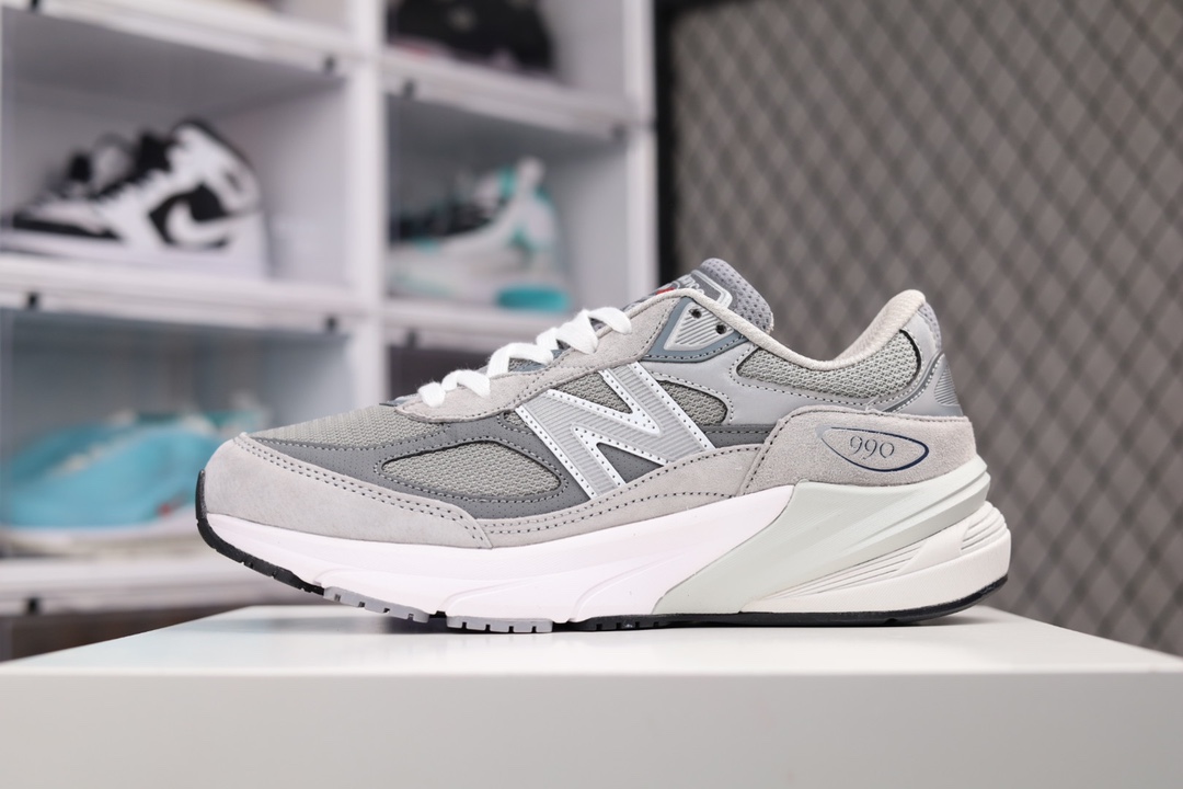 G5 男女鞋真标半码制采用猪巴革组合网织鞋面材质全新开发4层组合底模精密开发中底三种材料构成，分别是REVlite悦轻中底、TPU发泡材料以及N2氮气注入经典永不退流行,首发「元祖灰」鞋头必收NB新百伦New Balance in USA M990V6六代系列美产血统经典复古百搭老爹风休闲运动跑步鞋“元祖灰银3M”996BD