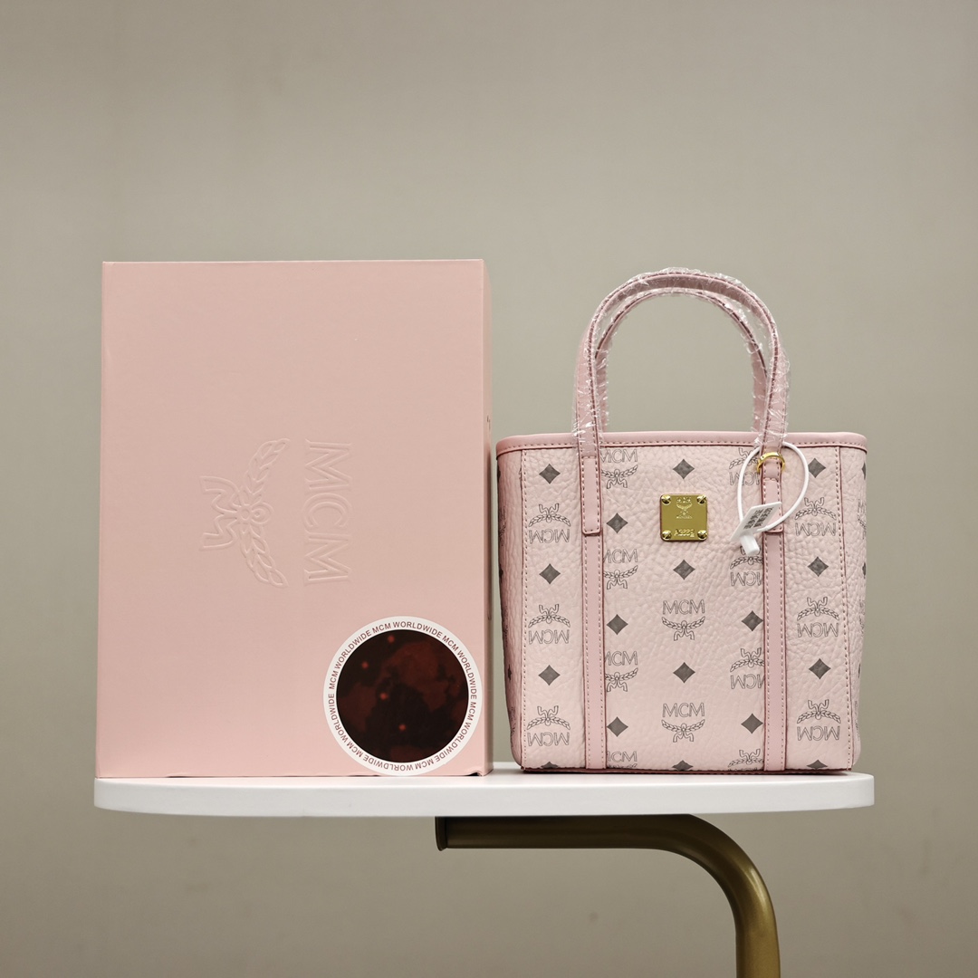 MCM菜篮子 (限定礼盒包装) 更具现代线条感.其内部及外部都设计有宽敞的隔层.可存放您所有的小型必需品.棉质帆布衬里上印有受到街头时尚启发的印花图案.隐秘地保留了M家勇于冒险的美学精神.搭配随附的斜挎肩带.可实现免提功能.便携性更佳. 规格:19*18.5*9.5cm