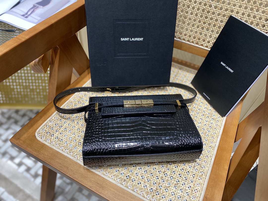 YSL 𝙈𝙖𝙣𝙝𝙖𝙩𝙩𝙖𝙣 𝟮𝟰𝙘𝙢 鳄鱼纹法棍包 675626黑色/金扣