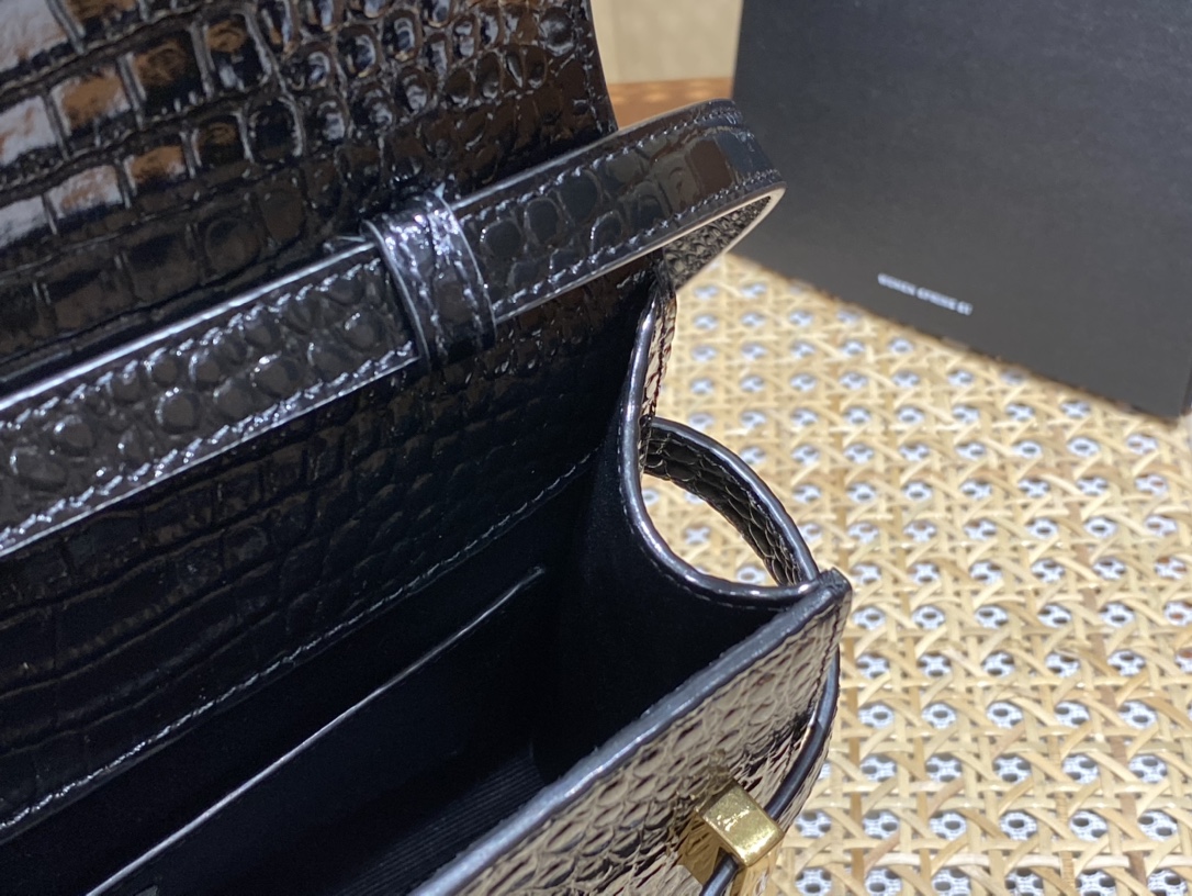 YSL 𝙈𝙖𝙣𝙝𝙖𝙩𝙩𝙖𝙣 𝟮𝟰𝙘𝙢 鳄鱼纹法棍包 675626黑色/金扣