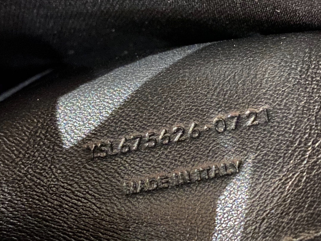 YSL 𝙈𝙖𝙣𝙝𝙖𝙩𝙩𝙖𝙣 𝟮𝟰𝙘𝙢 鳄鱼纹法棍包 675626黑色/金扣