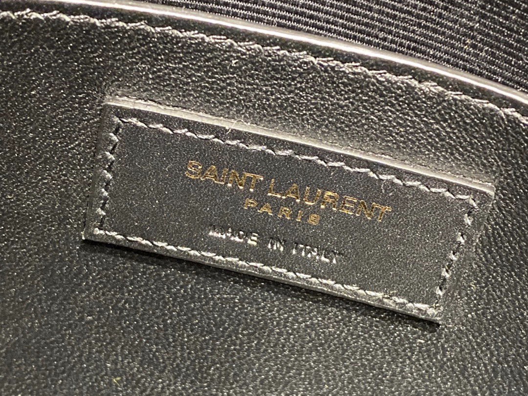 YSL 𝙈𝙖𝙣𝙝𝙖𝙩𝙩𝙖𝙣 𝟮𝟰𝙘𝙢 鳄鱼纹法棍包 675626黑色/金扣