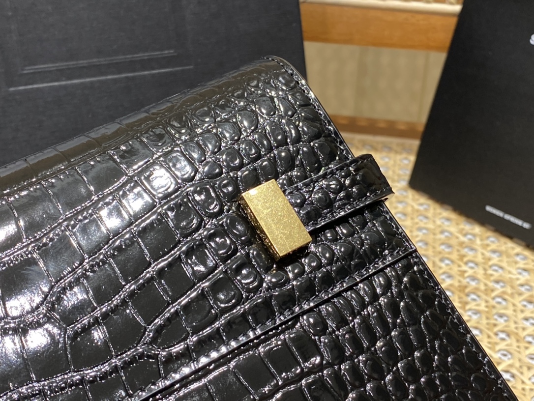 YSL 𝙈𝙖𝙣𝙝𝙖𝙩𝙩𝙖𝙣 𝟮𝟰𝙘𝙢 鳄鱼纹法棍包 675626黑色/金扣