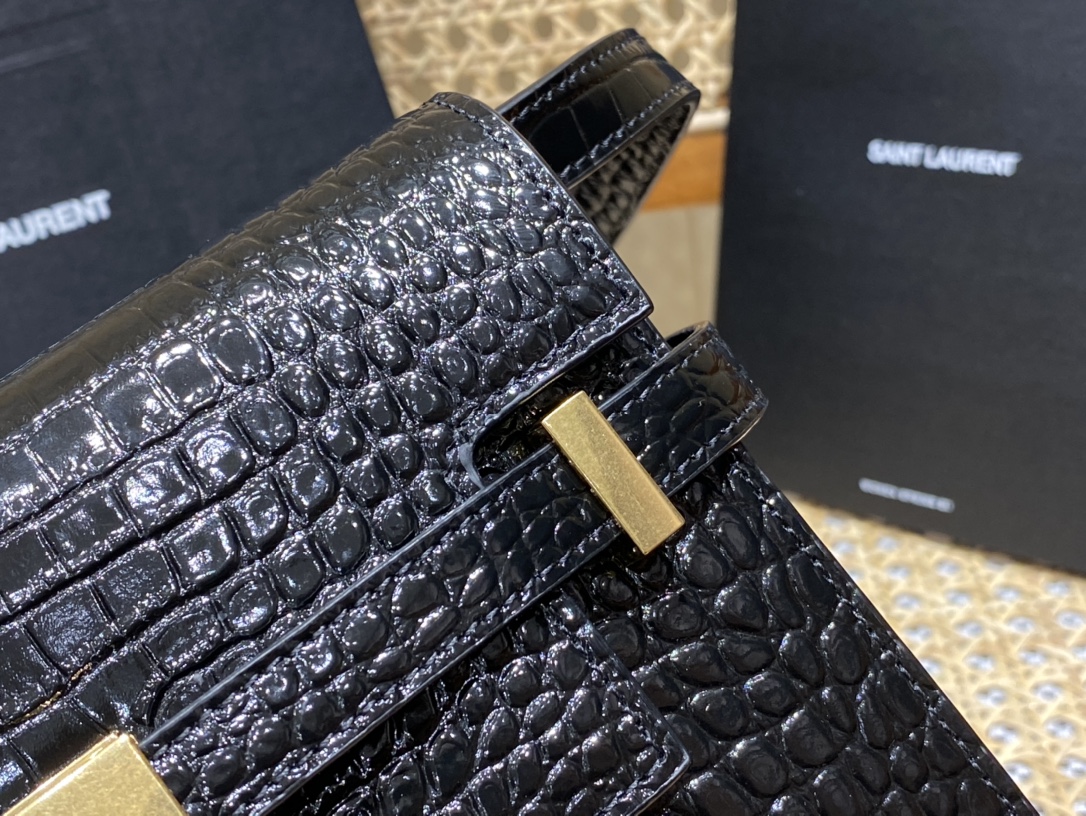 YSL 𝙈𝙖𝙣𝙝𝙖𝙩𝙩𝙖𝙣 𝟮𝟰𝙘𝙢 鳄鱼纹法棍包 675626黑色/金扣