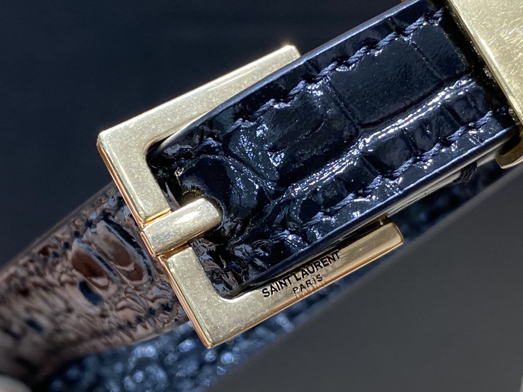 YSL 𝙈𝙖𝙣𝙝𝙖𝙩𝙩𝙖𝙣 𝟮𝟰𝙘𝙢 鳄鱼纹法棍包 675626黑色/金扣