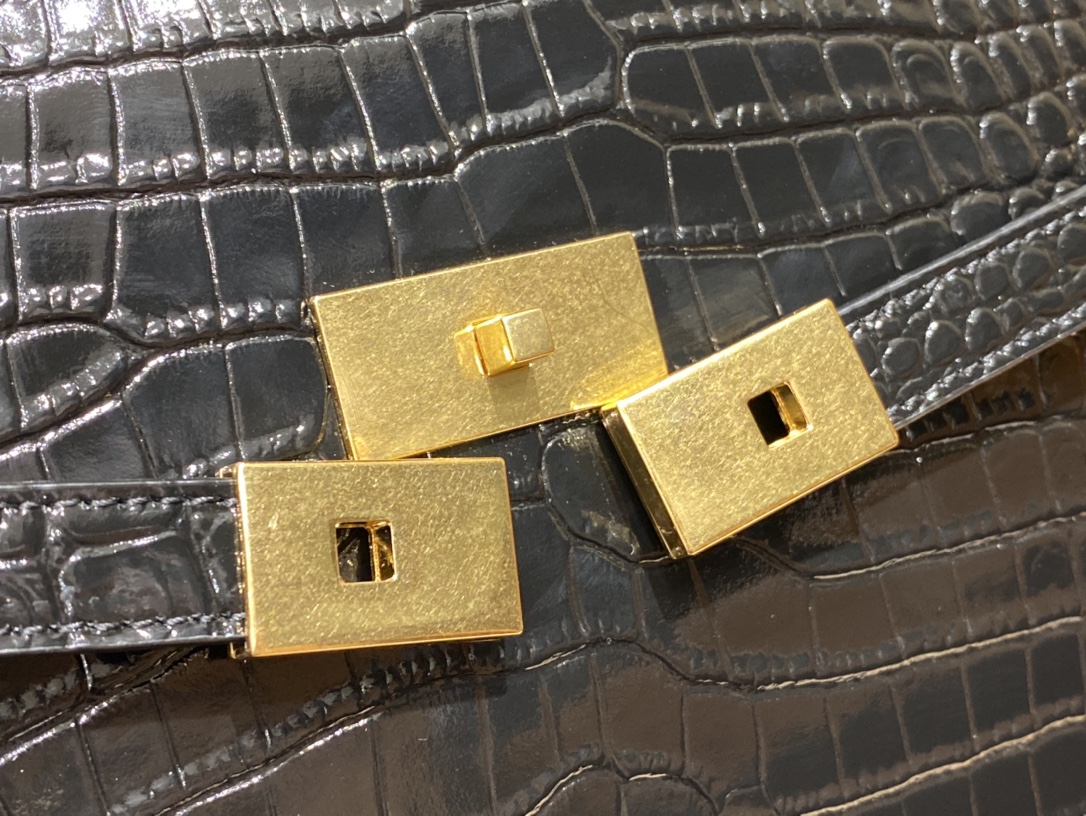 YSL 𝙈𝙖𝙣𝙝𝙖𝙩𝙩𝙖𝙣 𝟮𝟰𝙘𝙢 鳄鱼纹法棍包 675626黑色/金扣