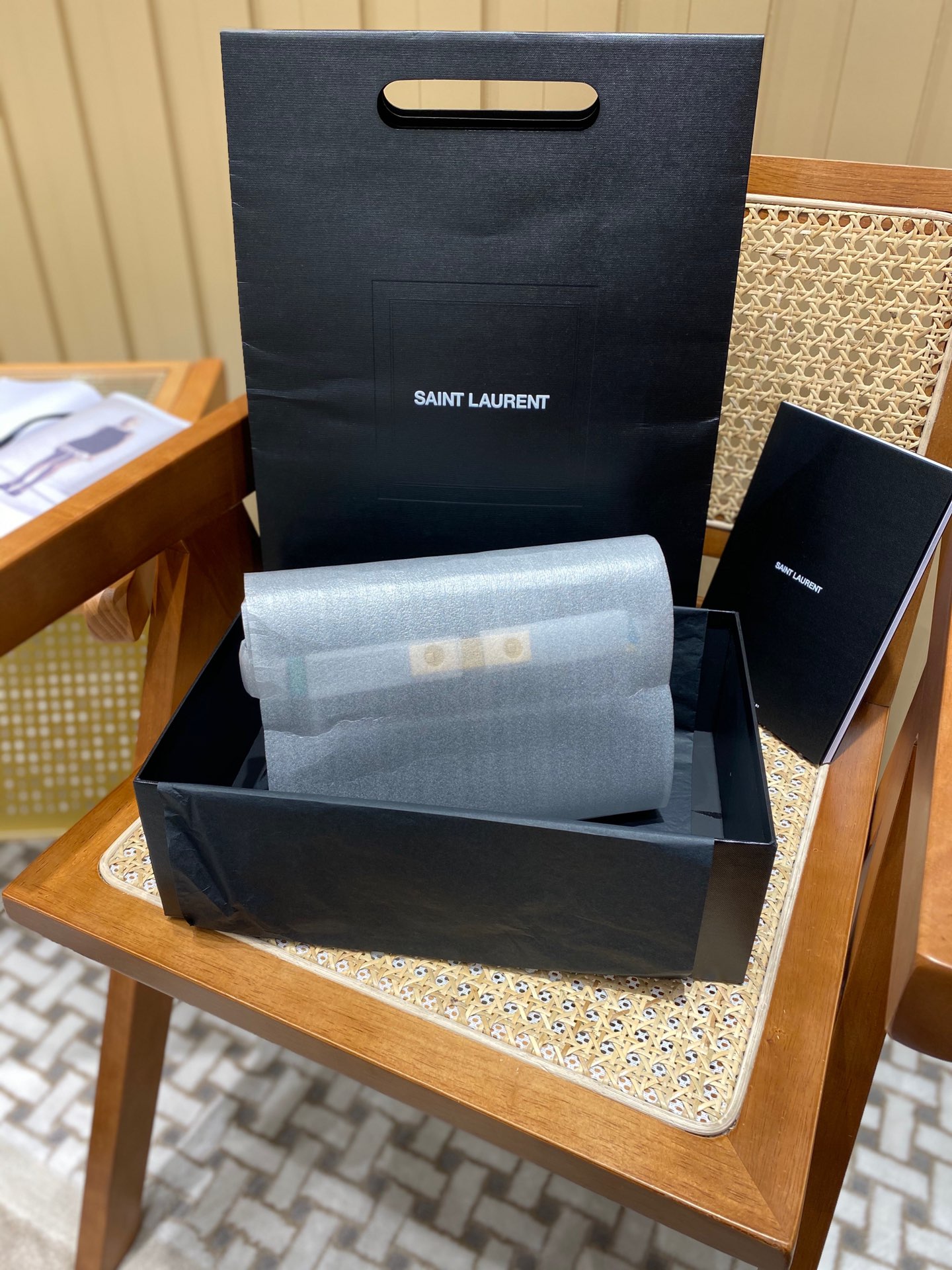 YSL 𝙈𝙖𝙣𝙝𝙖𝙩𝙩𝙖𝙣 𝟮𝟰𝙘𝙢 鳄鱼纹法棍包 675626黑色/金扣