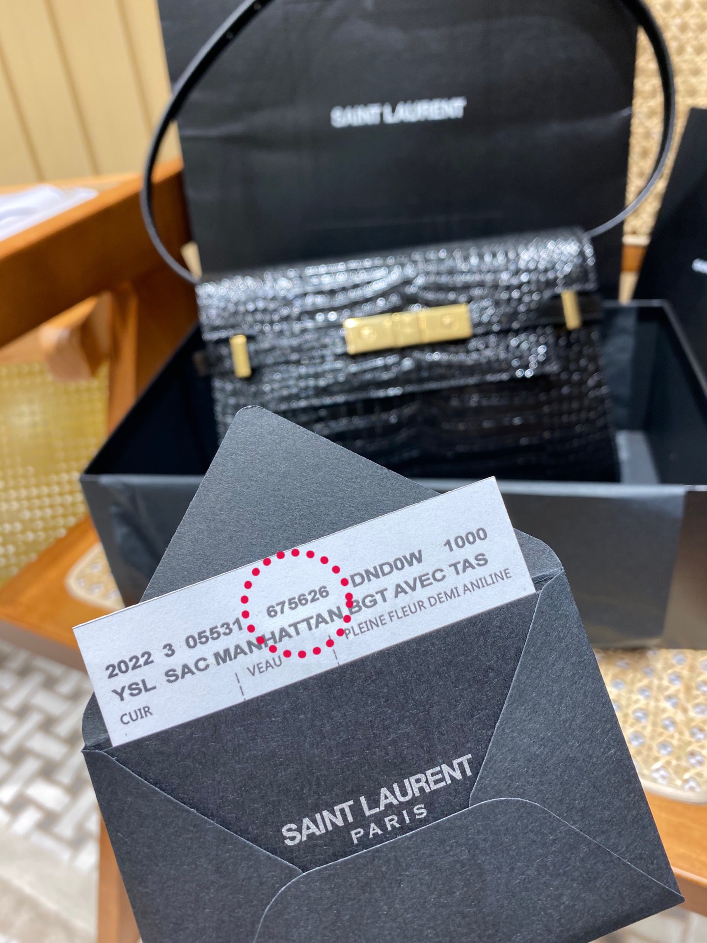 YSL 𝙈𝙖𝙣𝙝𝙖𝙩𝙩𝙖𝙣 𝟮𝟰𝙘𝙢 鳄鱼纹法棍包 675626黑色/金扣