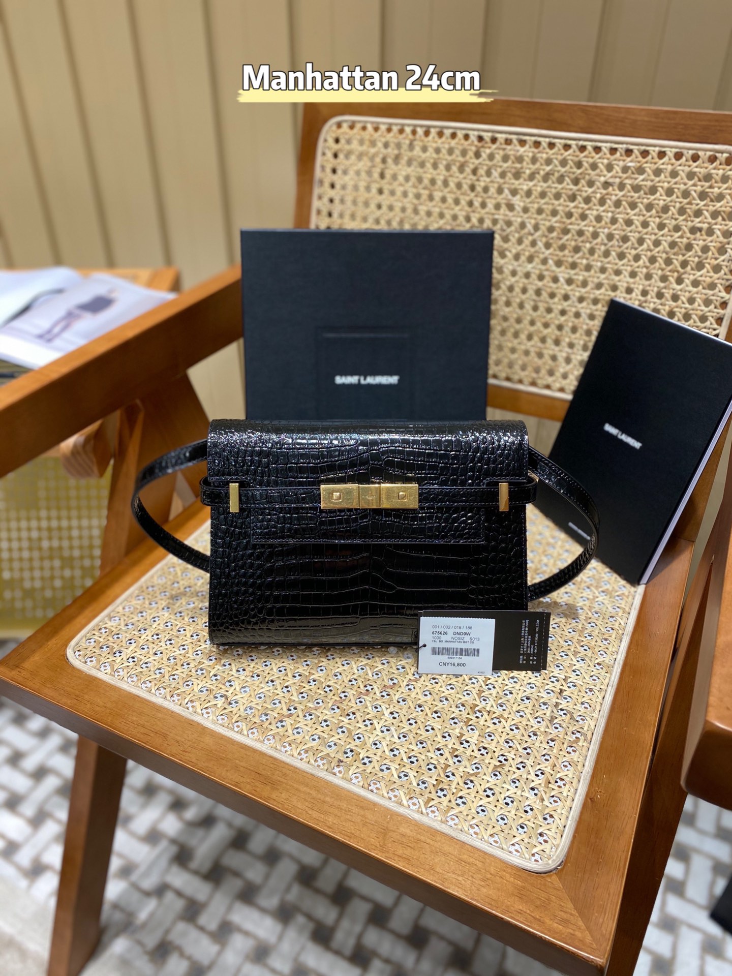 YSL 𝙈𝙖𝙣𝙝𝙖𝙩𝙩𝙖𝙣 𝟮𝟰𝙘𝙢 鳄鱼纹法棍包 675626黑色/金扣