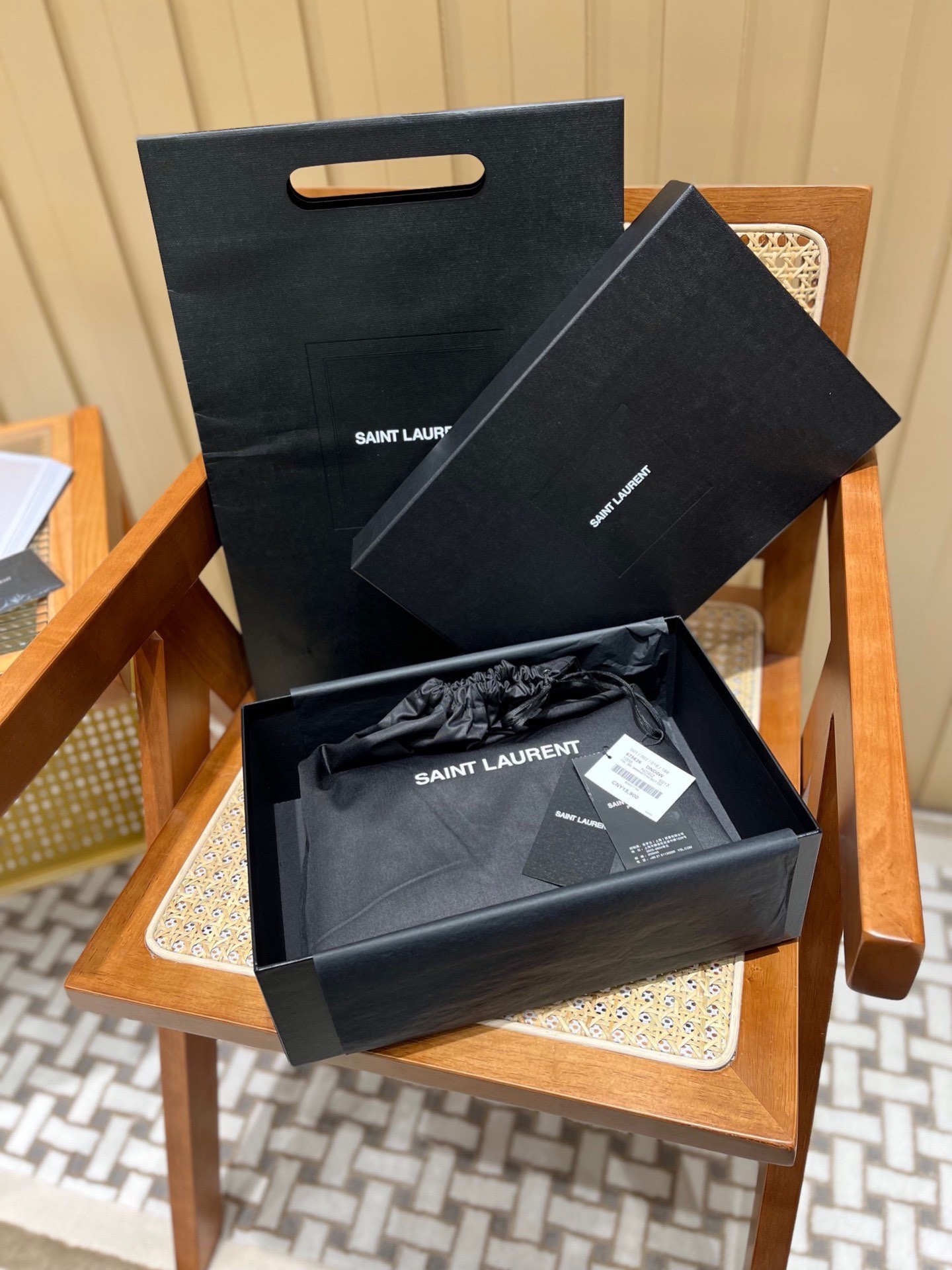 YSL 𝙈𝙖𝙣𝙝𝙖𝙩𝙩𝙖𝙣 𝟮𝟰𝙘𝙢 鳄鱼纹法棍包 675626黑色/金扣