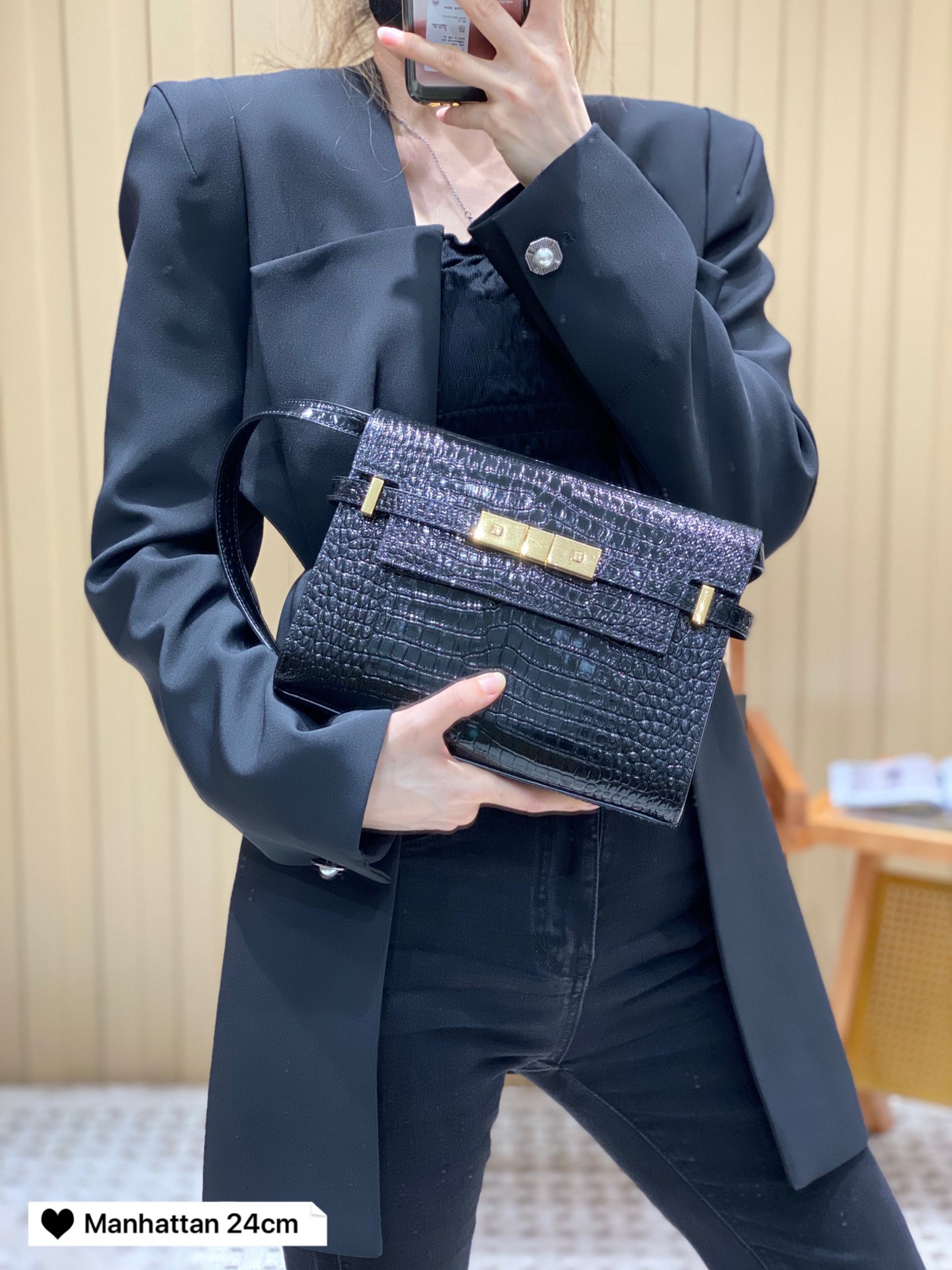 YSL 𝙈𝙖𝙣𝙝𝙖𝙩𝙩𝙖𝙣 𝟮𝟰𝙘𝙢 鳄鱼纹法棍包 675626黑色/金扣