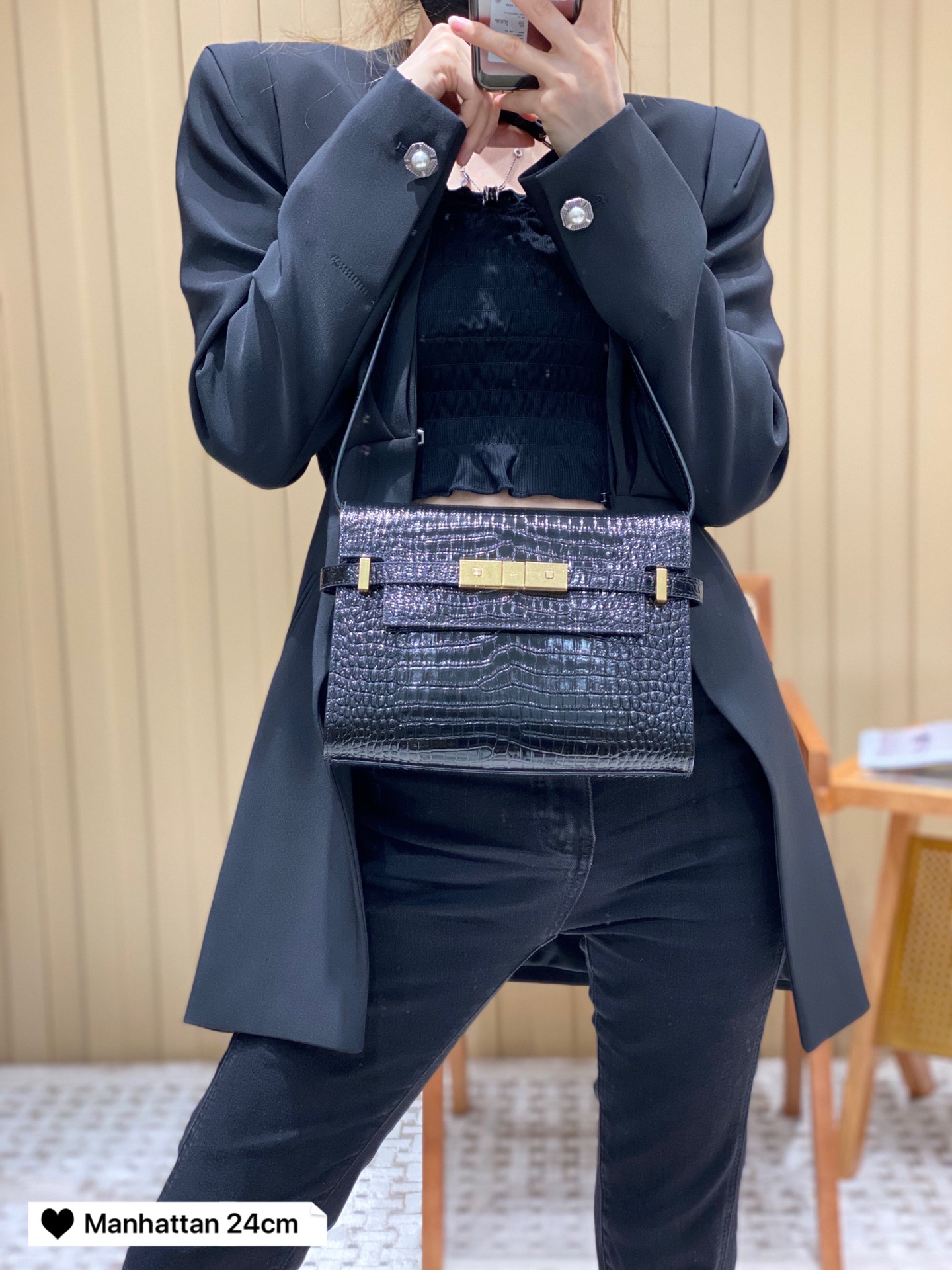 YSL 𝙈𝙖𝙣𝙝𝙖𝙩𝙩𝙖𝙣 𝟮𝟰𝙘𝙢 鳄鱼纹法棍包 675626黑色/金扣
