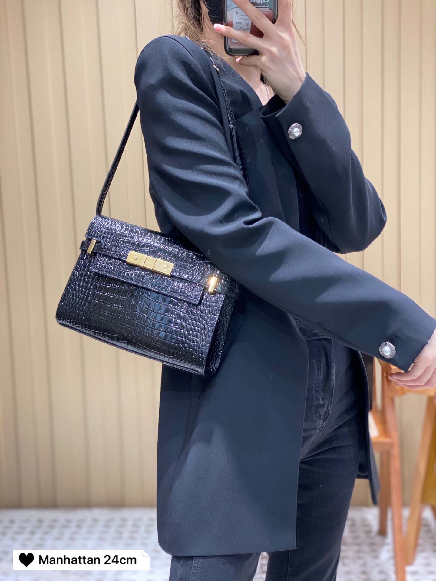YSL 𝙈𝙖𝙣𝙝𝙖𝙩𝙩𝙖𝙣 𝟮𝟰𝙘𝙢 鳄鱼纹法棍包 675626黑色/金扣