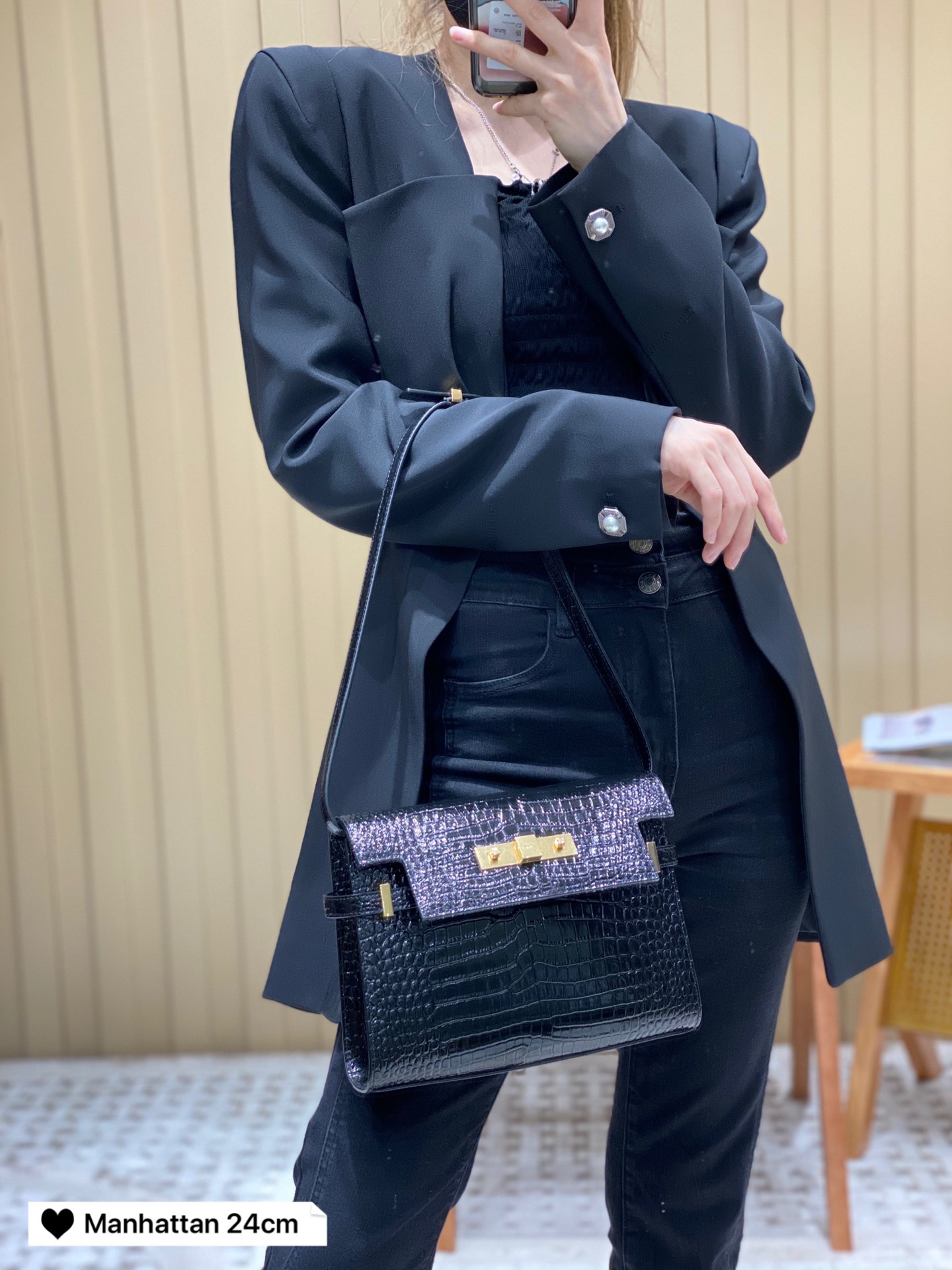 YSL 𝙈𝙖𝙣𝙝𝙖𝙩𝙩𝙖𝙣 𝟮𝟰𝙘𝙢 鳄鱼纹法棍包 675626黑色/金扣