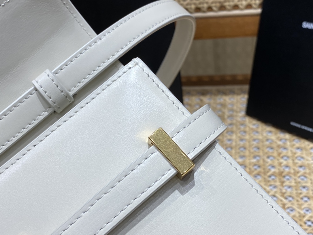 YSL 𝙈𝙖𝙣𝙝𝙖𝙩𝙩𝙖𝙣 𝟮𝟰𝙘𝙢 牙签纹法棍包 675626白色/金扣