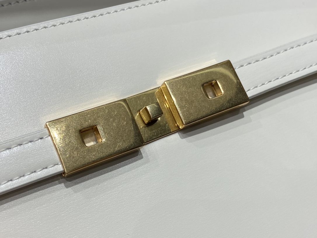 YSL 𝙈𝙖𝙣𝙝𝙖𝙩𝙩𝙖𝙣 𝟮𝟰𝙘𝙢 牙签纹法棍包 675626白色/金扣