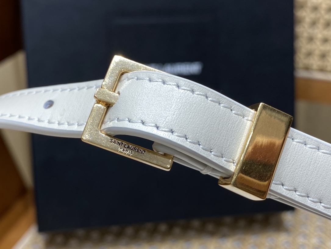 YSL 𝙈𝙖𝙣𝙝𝙖𝙩𝙩𝙖𝙣 𝟮𝟰𝙘𝙢 牙签纹法棍包 675626白色/金扣