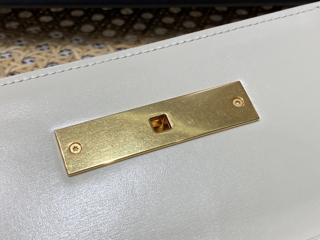 YSL 𝙈𝙖𝙣𝙝𝙖𝙩𝙩𝙖𝙣 𝟮𝟰𝙘𝙢 牙签纹法棍包 675626白色/金扣