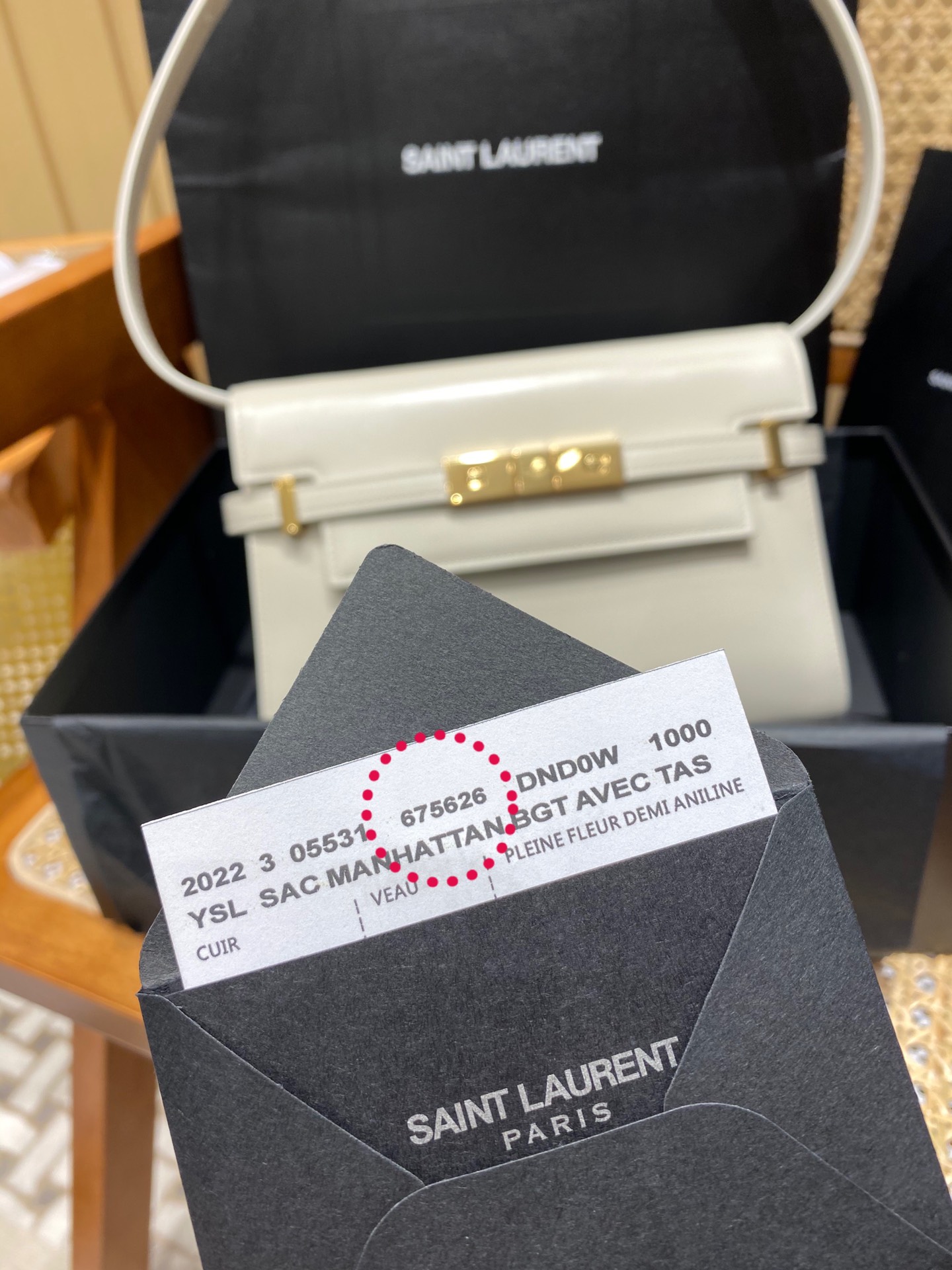 YSL 𝙈𝙖𝙣𝙝𝙖𝙩𝙩𝙖𝙣 𝟮𝟰𝙘𝙢 牙签纹法棍包 675626白色/金扣