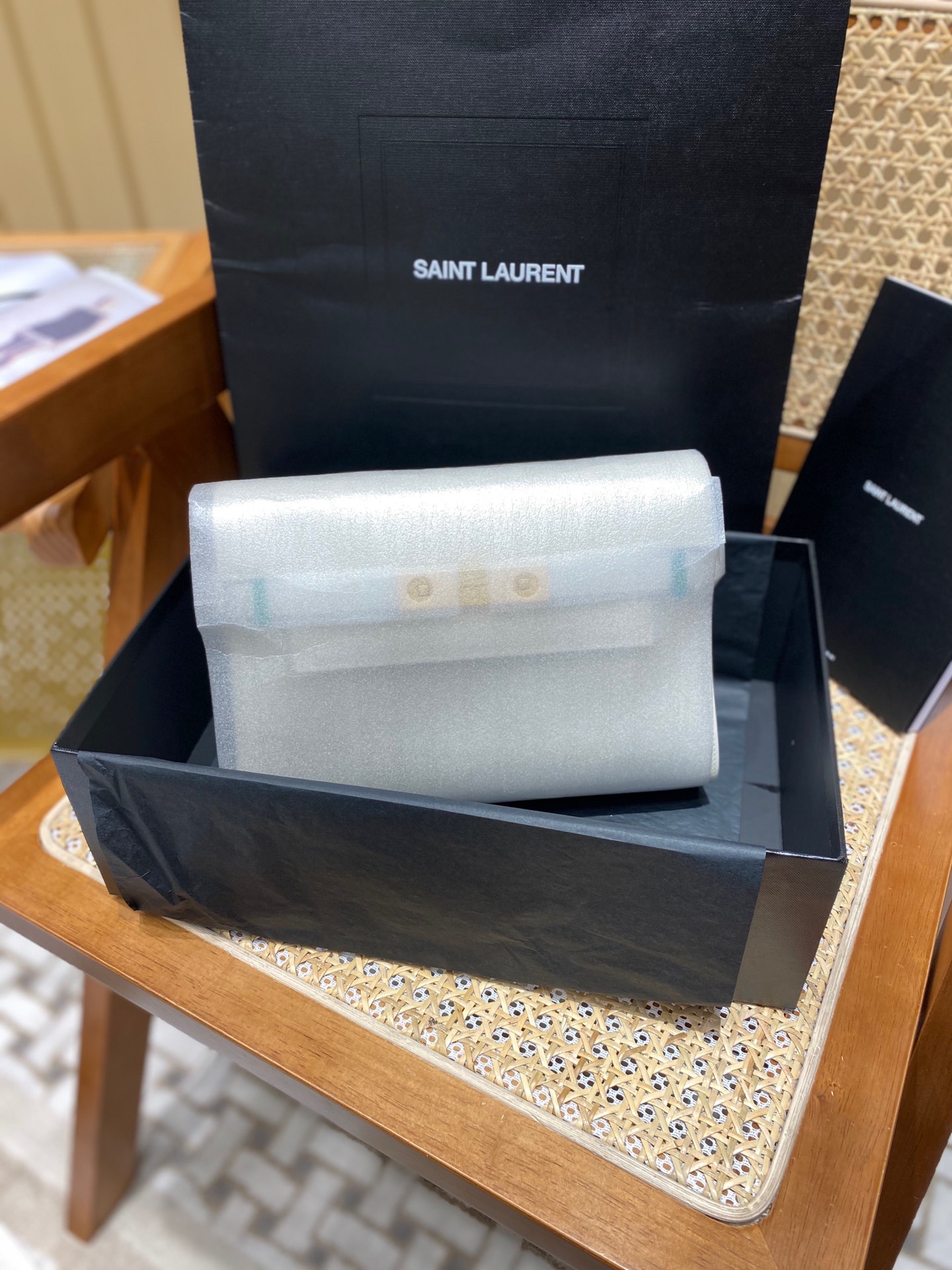 YSL 𝙈𝙖𝙣𝙝𝙖𝙩𝙩𝙖𝙣 𝟮𝟰𝙘𝙢 牙签纹法棍包 675626白色/金扣