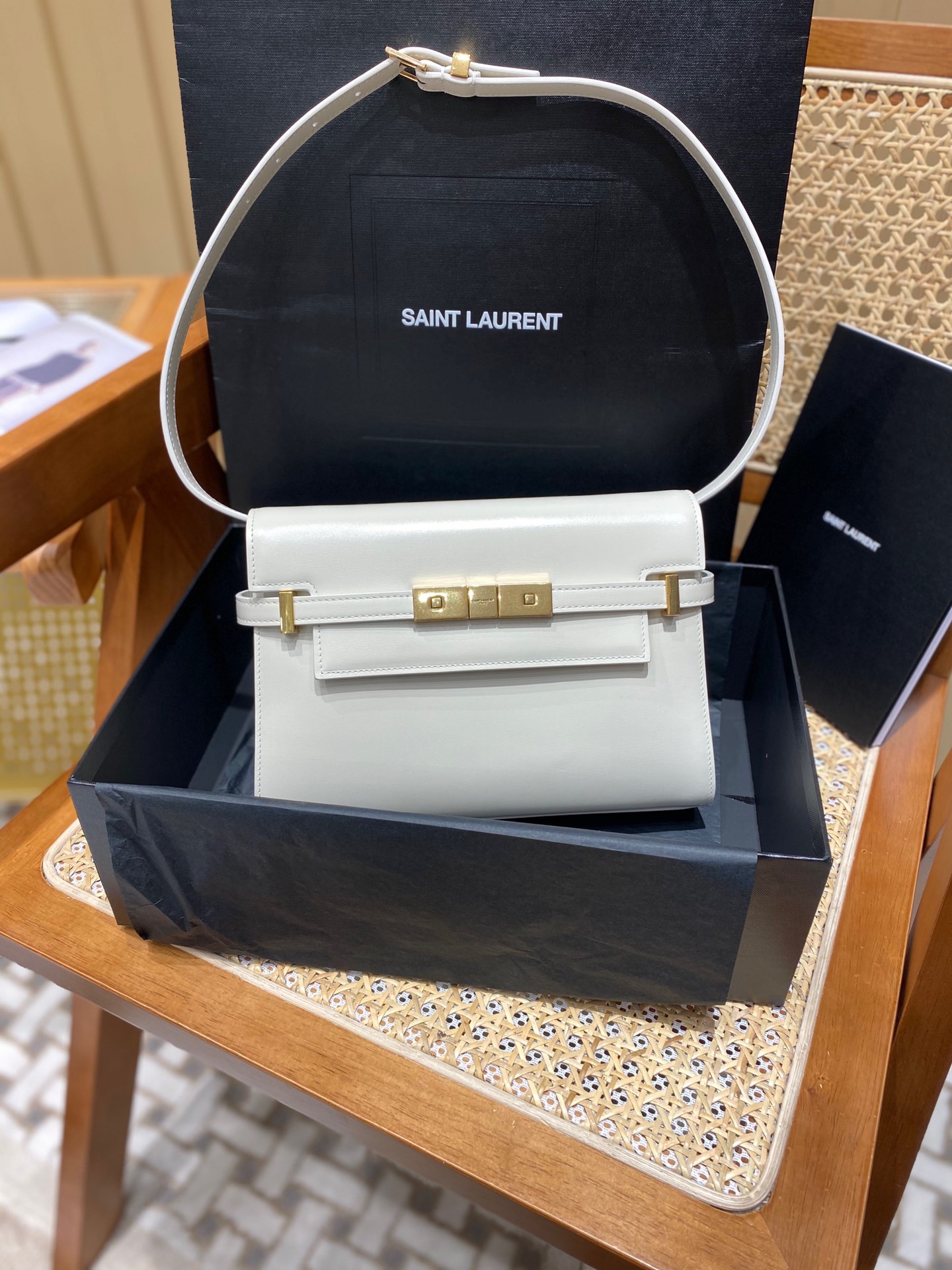 YSL 𝙈𝙖𝙣𝙝𝙖𝙩𝙩𝙖𝙣 𝟮𝟰𝙘𝙢 牙签纹法棍包 675626白色/金扣