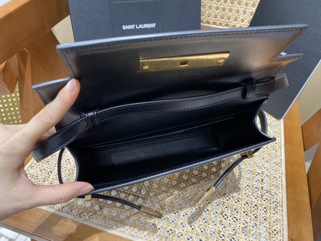 YSL 𝙈𝙖𝙣𝙝𝙖𝙩𝙩𝙖𝙣 𝟮𝟰𝙘𝙢 牙签纹法棍包 675626黑色/金扣