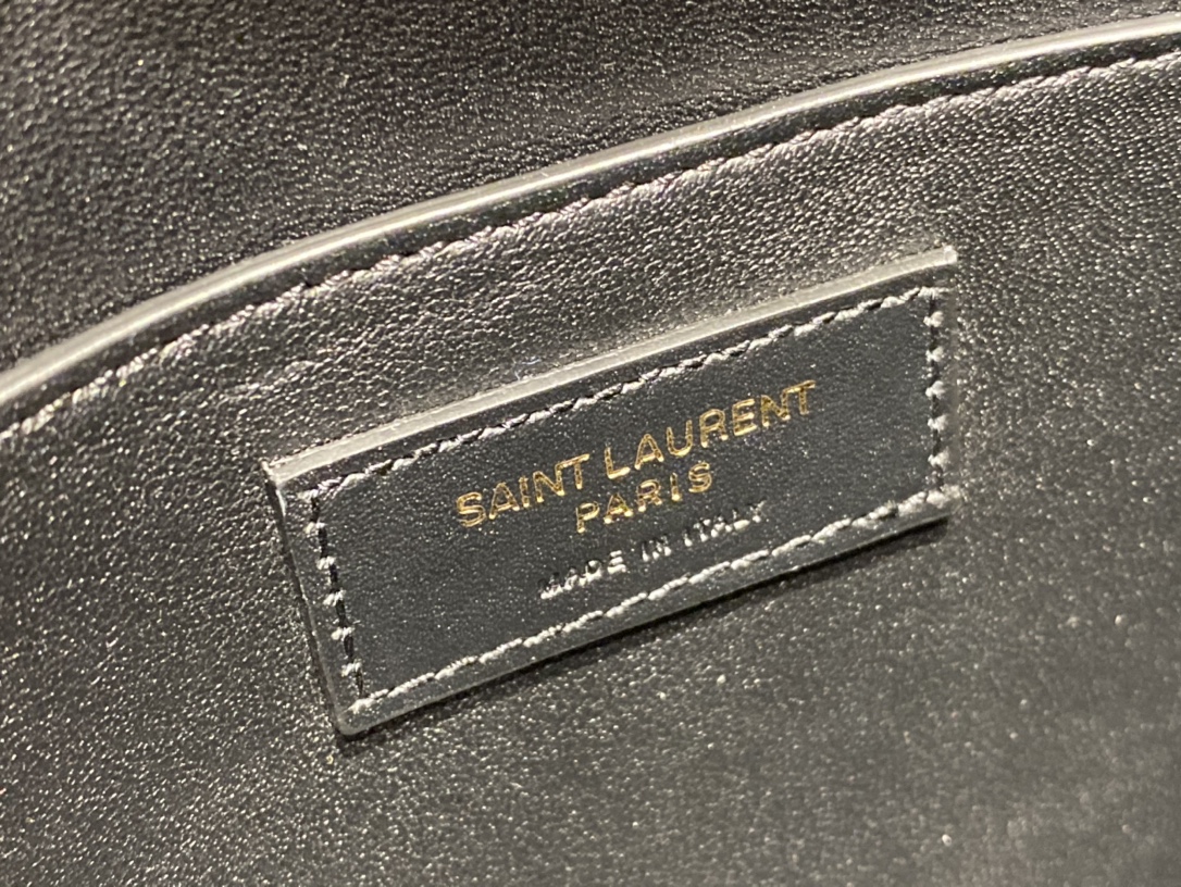 YSL 𝙈𝙖𝙣𝙝𝙖𝙩𝙩𝙖𝙣 𝟮𝟰𝙘𝙢 牙签纹法棍包 675626黑色/金扣