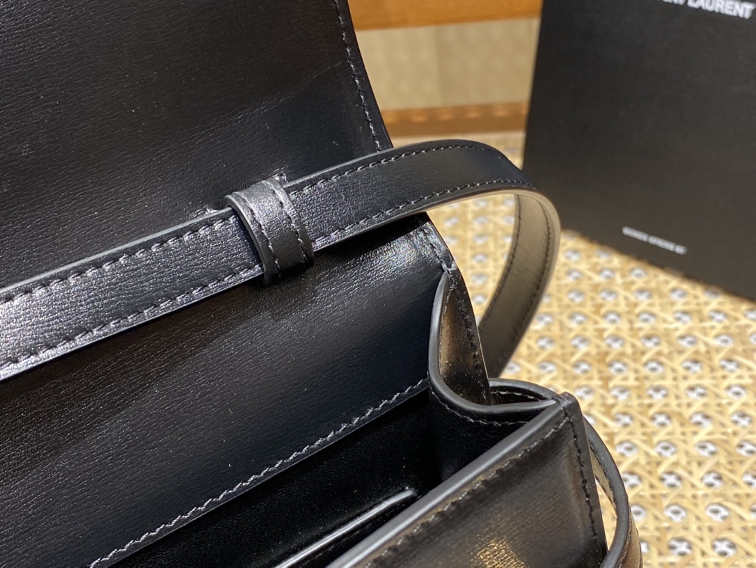 YSL 𝙈𝙖𝙣𝙝𝙖𝙩𝙩𝙖𝙣 𝟮𝟰𝙘𝙢 牙签纹法棍包 675626黑色/金扣