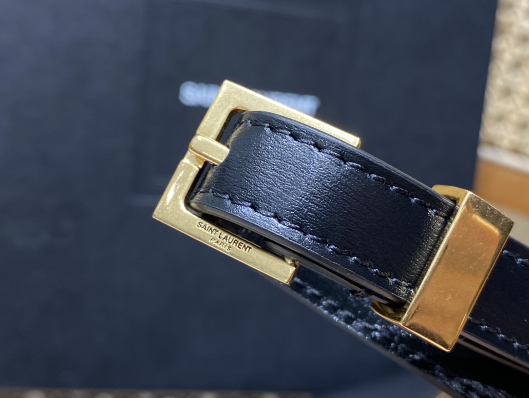 YSL 𝙈𝙖𝙣𝙝𝙖𝙩𝙩𝙖𝙣 𝟮𝟰𝙘𝙢 牙签纹法棍包 675626黑色/金扣