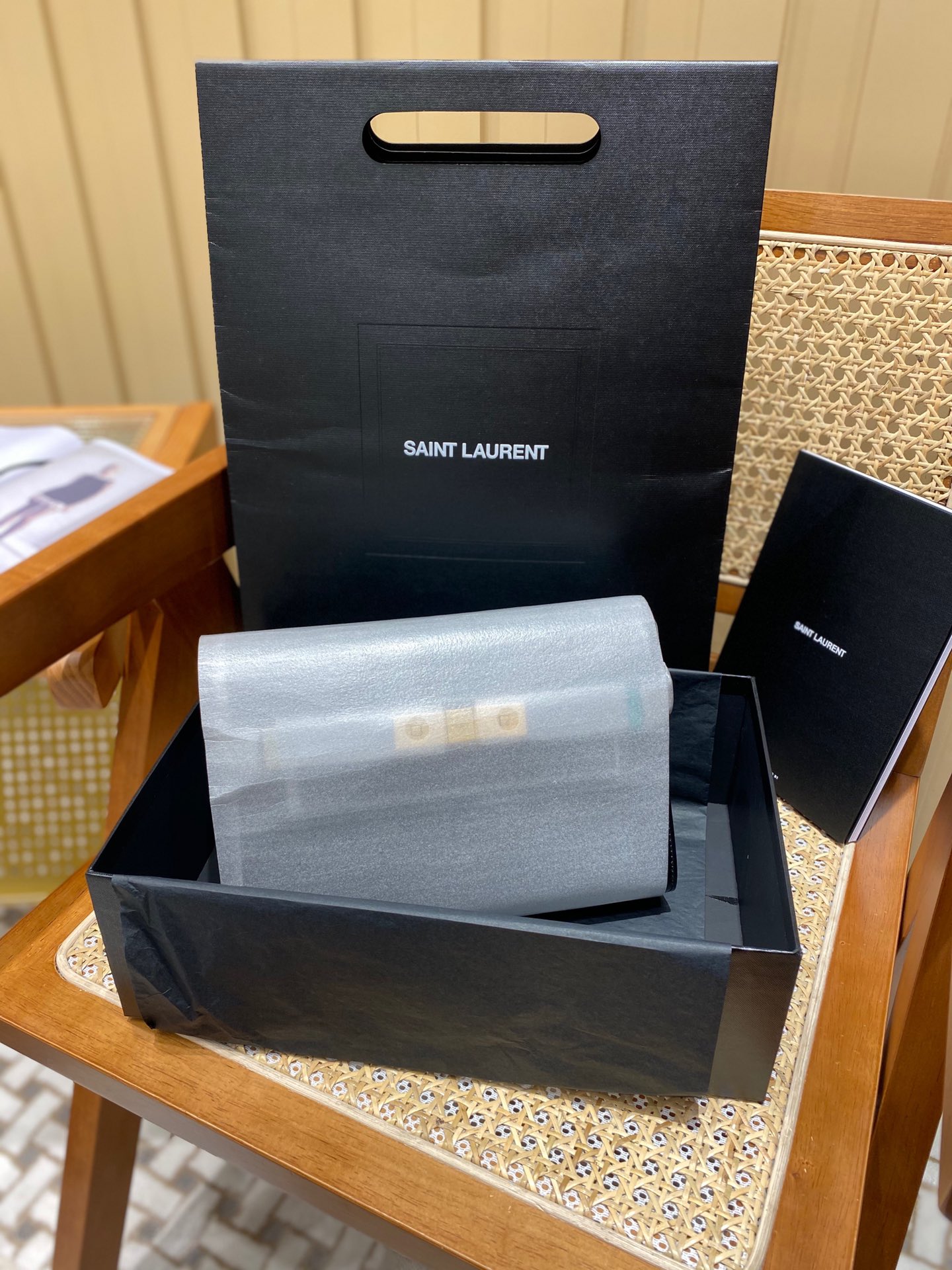 YSL 𝙈𝙖𝙣𝙝𝙖𝙩𝙩𝙖𝙣 𝟮𝟰𝙘𝙢 牙签纹法棍包 675626黑色/金扣