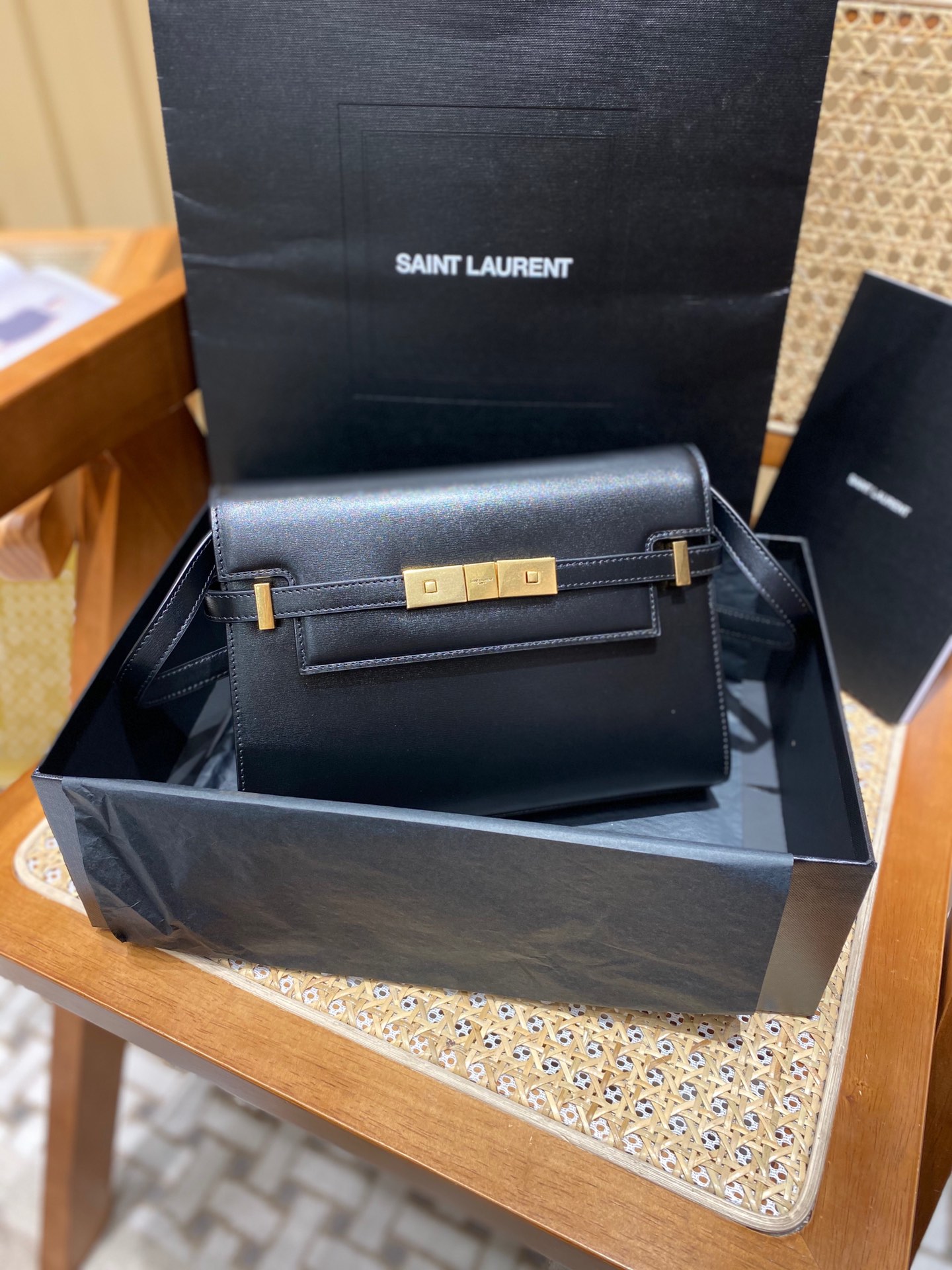 YSL 𝙈𝙖𝙣𝙝𝙖𝙩𝙩𝙖𝙣 𝟮𝟰𝙘𝙢 牙签纹法棍包 675626黑色/金扣