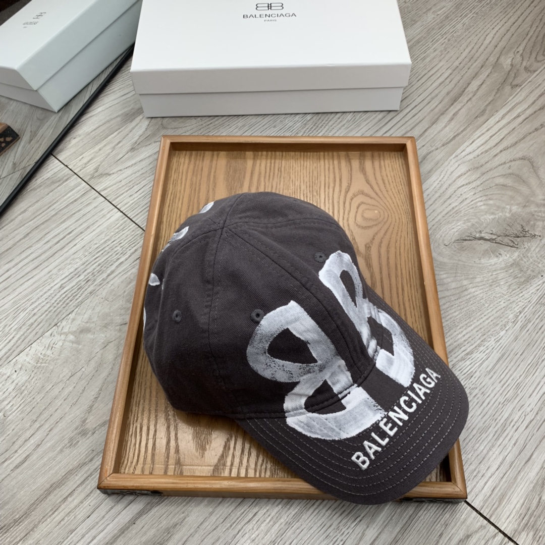 。巴黎ba。【配防尘袋】新品棒球帽！材质：纯棉！透气性好！春天挡风，夏天防晒必备单品！颜色大气！款式新颖