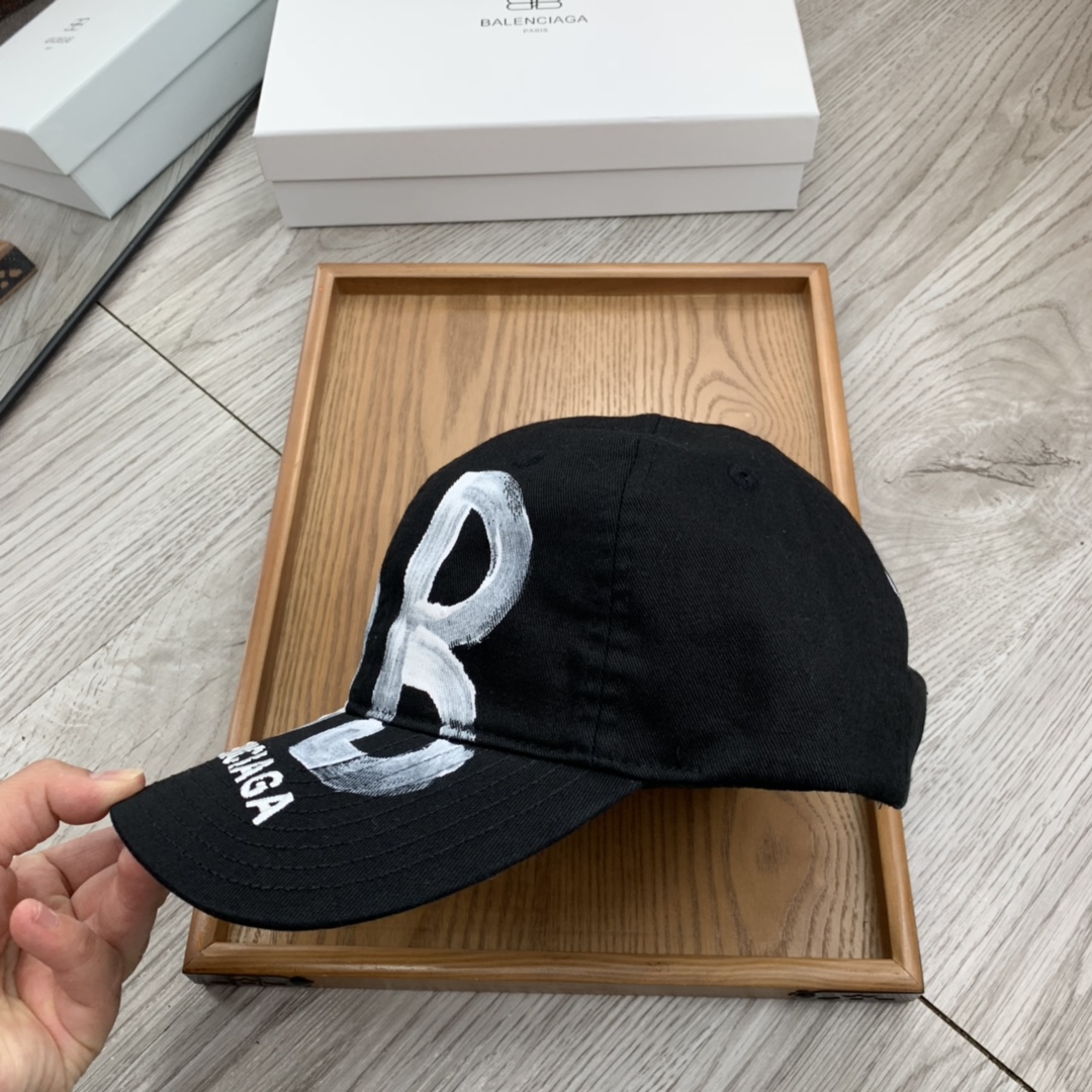 。巴黎ba。【配防尘袋】新品棒球帽！材质：纯棉！透气性好！春天挡风，夏天防晒必备单品！颜色大气！款式新颖