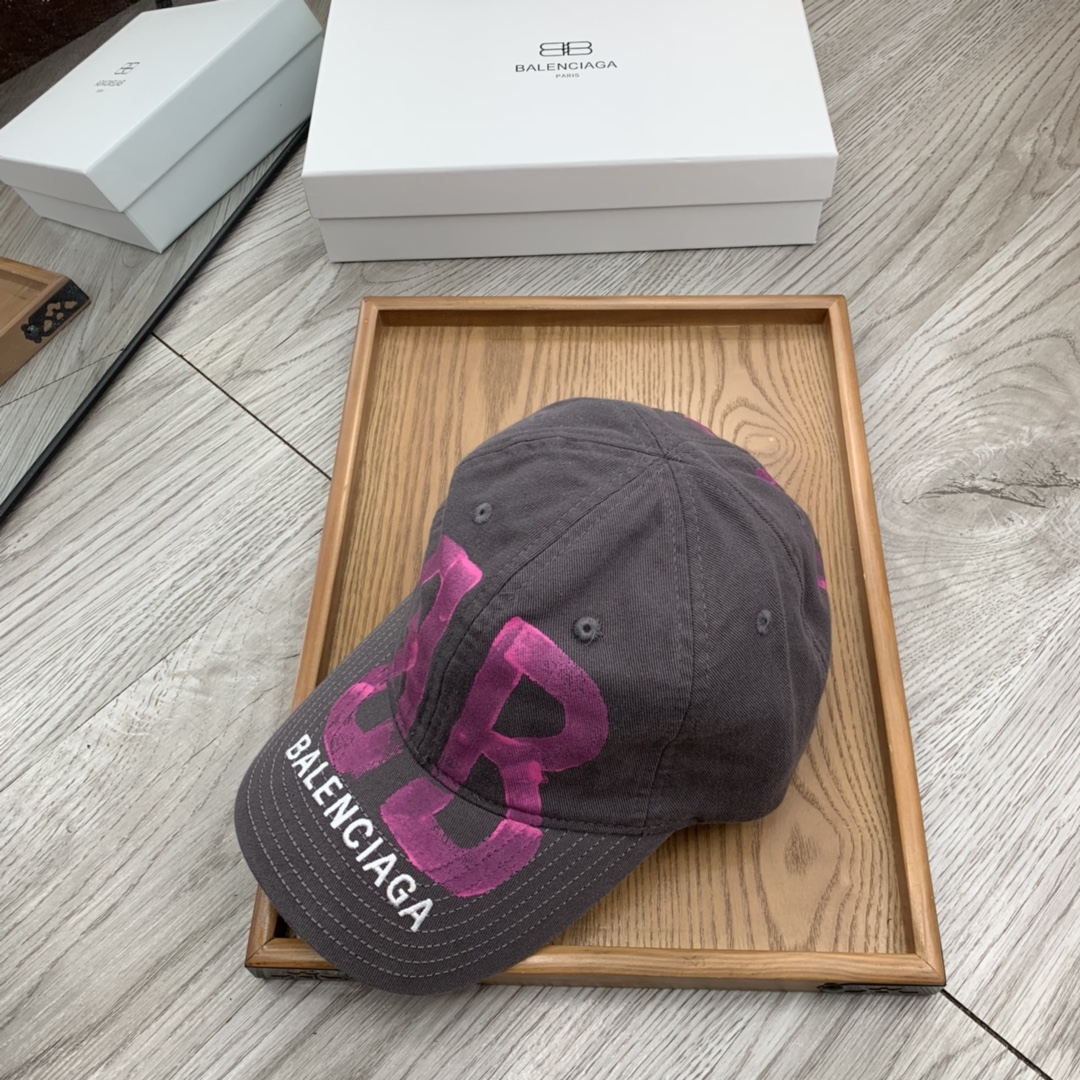 。巴黎ba。【配防尘袋】新品棒球帽！材质：纯棉！透气性好！春天挡风，夏天防晒必备单品！颜色大气！款式新颖