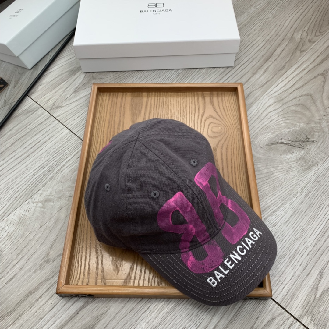 。巴黎ba。【配防尘袋】新品棒球帽！材质：纯棉！透气性好！春天挡风，夏天防晒必备单品！颜色大气！款式新颖