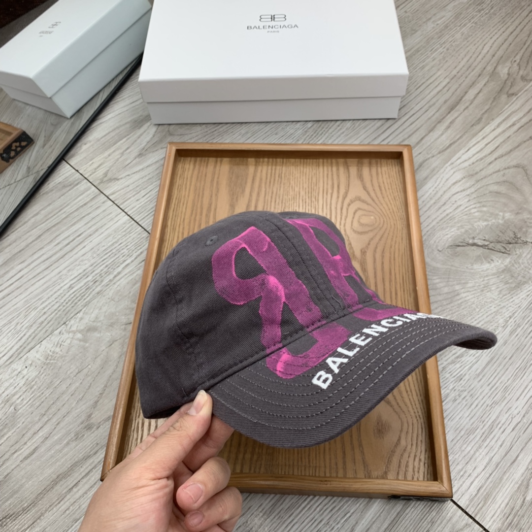 。巴黎ba。【配防尘袋】新品棒球帽！材质：纯棉！透气性好！春天挡风，夏天防晒必备单品！颜色大气！款式新颖