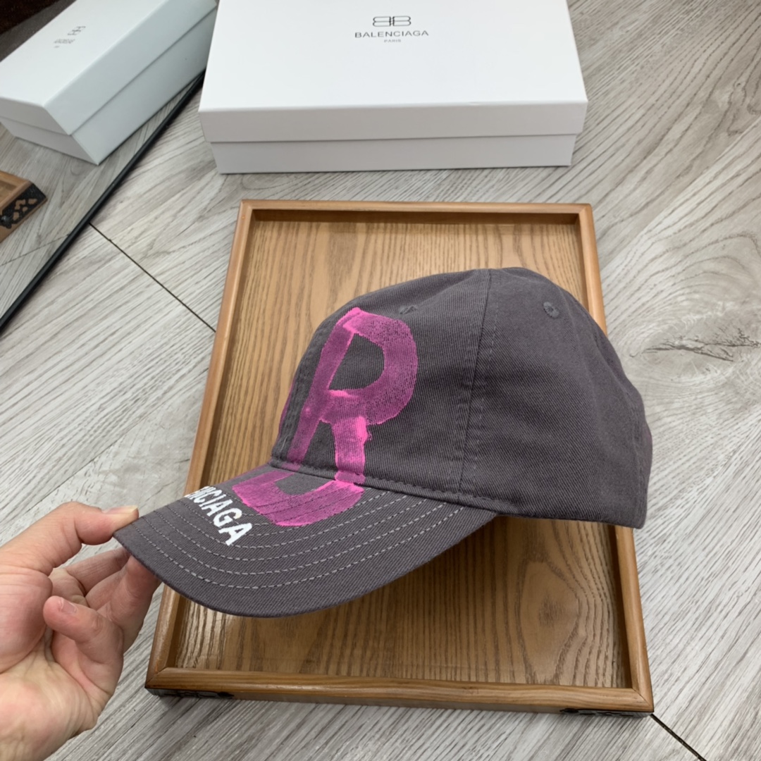 。巴黎ba。【配防尘袋】新品棒球帽！材质：纯棉！透气性好！春天挡风，夏天防晒必备单品！颜色大气！款式新颖