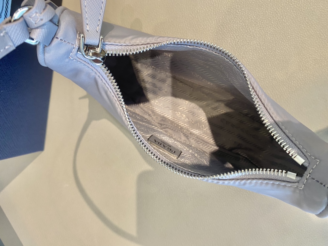 PRADA普拉达进口原厂降落伞布料月亮形中古包1NE204